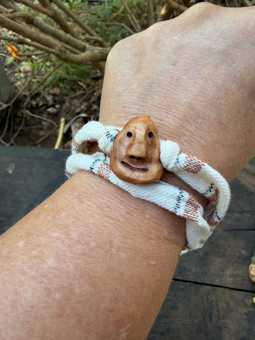 Armbandwichtel Mondgucker handgeschnitzt aus magischer Baumperle