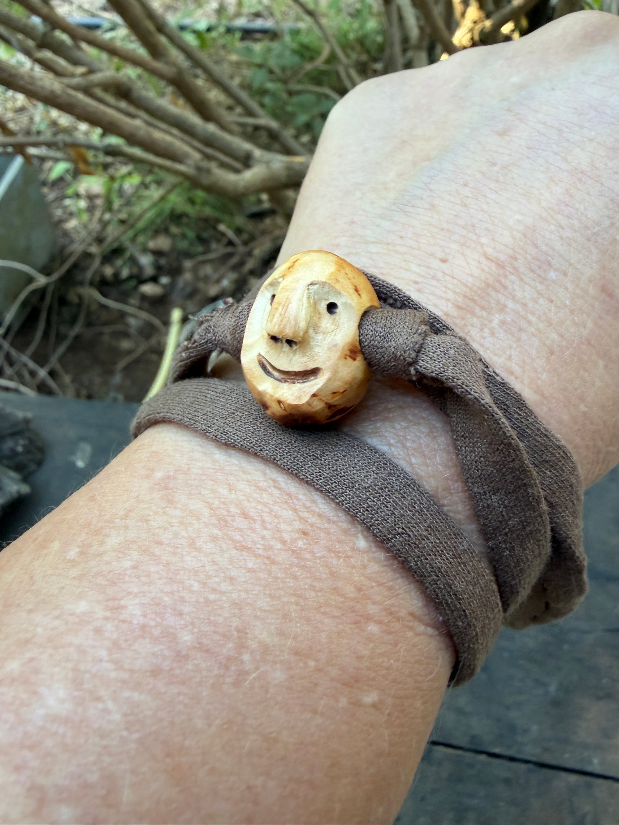 Armbandwichtel Zapfenzwerg handgeschnitzt aus magischer Baumperle