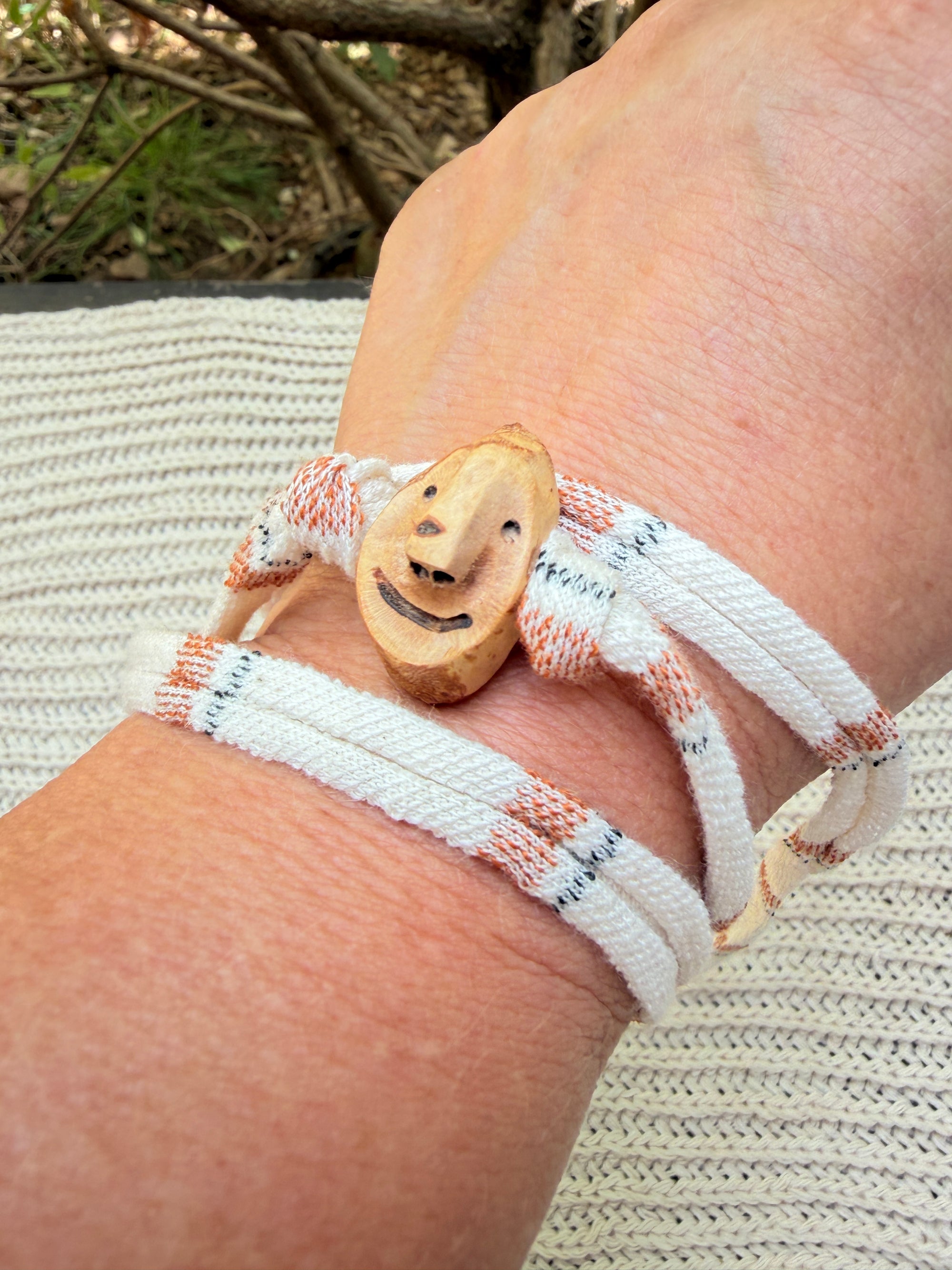 Armbandwichtel Sylvara handgeschnitzt aus magischer Baumperle