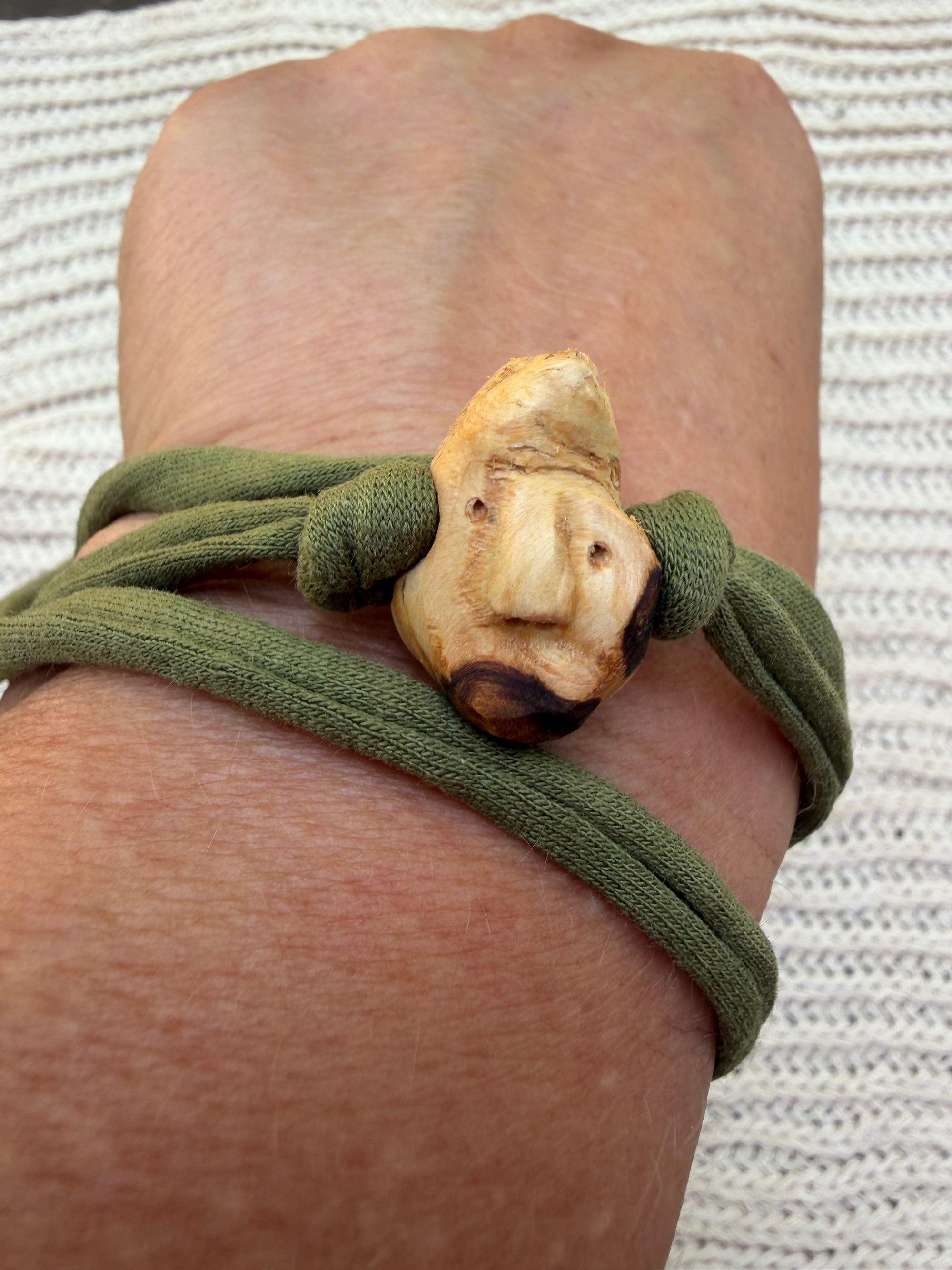 Armbandwichtel Jitriel handgeschnitzt aus magischer Baumperle