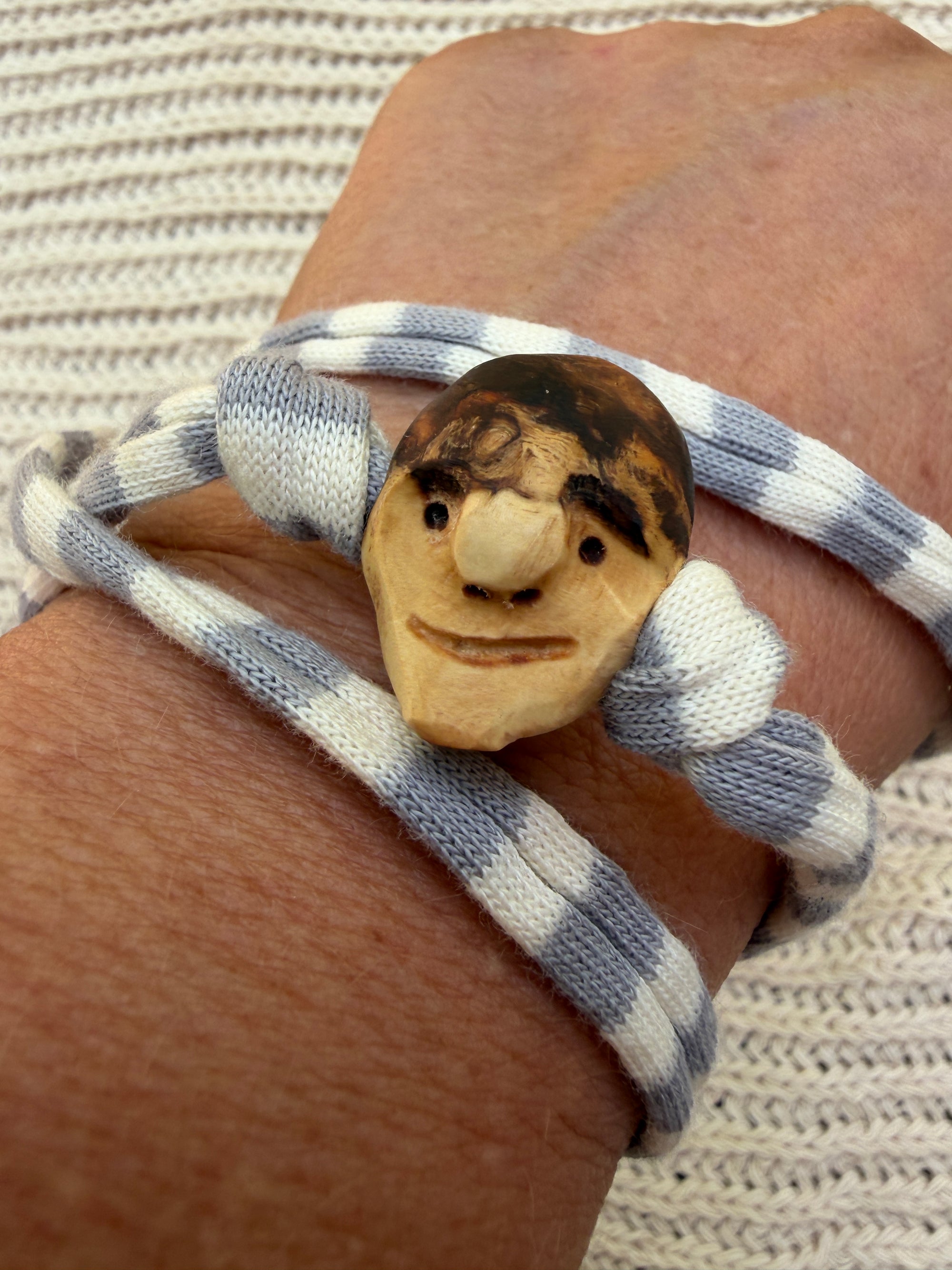 Armbandwichtel Rendil handgeschnitzt aus magischer Baumperle