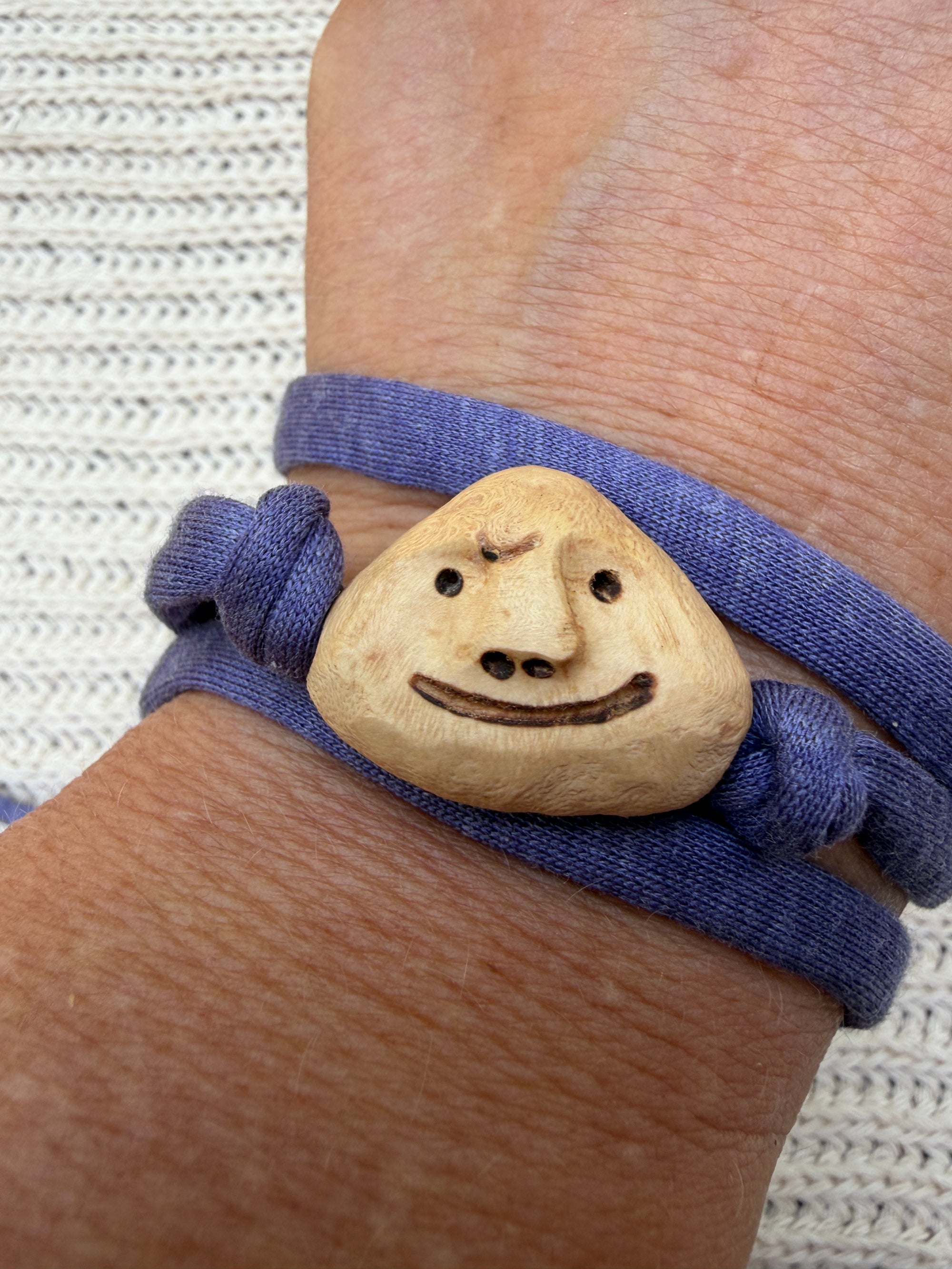 Armbandwichtel Stawi handgeschnitzt aus magischer Baumperle