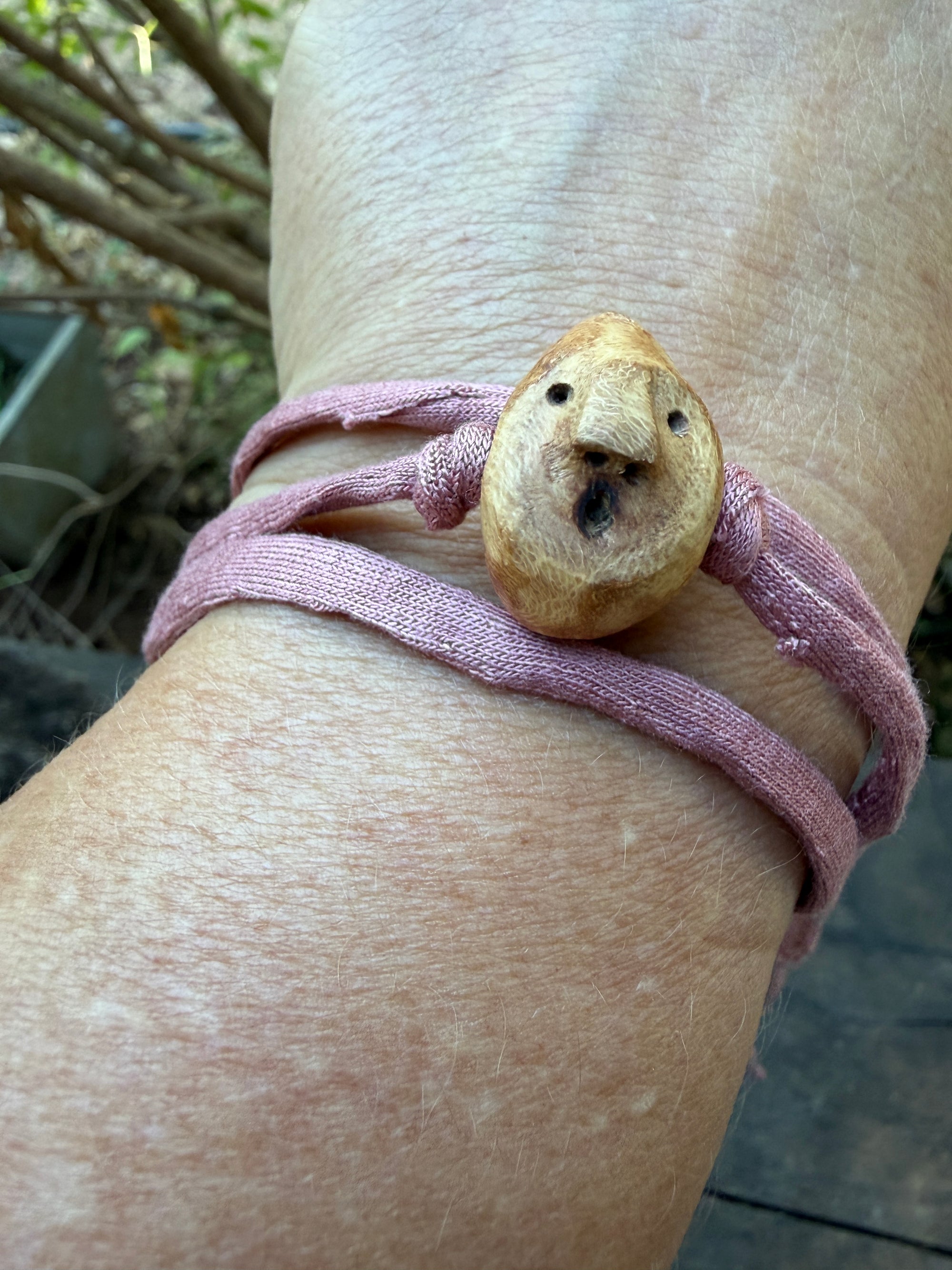 Armbandwichtel Rindenklopfer handgeschnitzt aus magischer Baumperle