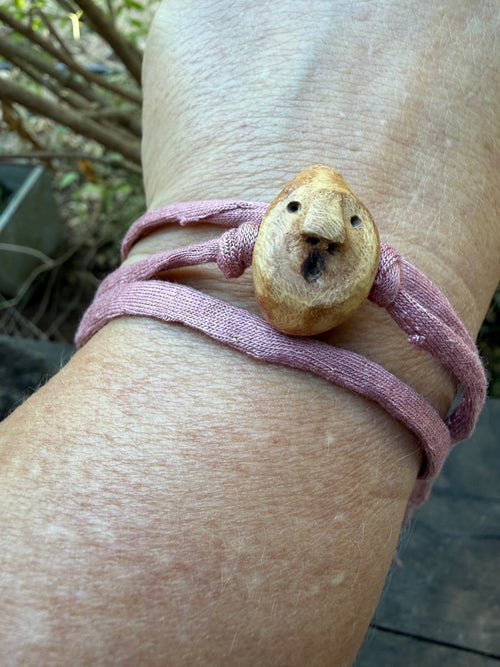 Armbandwichtel Rindenklopfer handgeschnitzt aus magischer Baumperle
