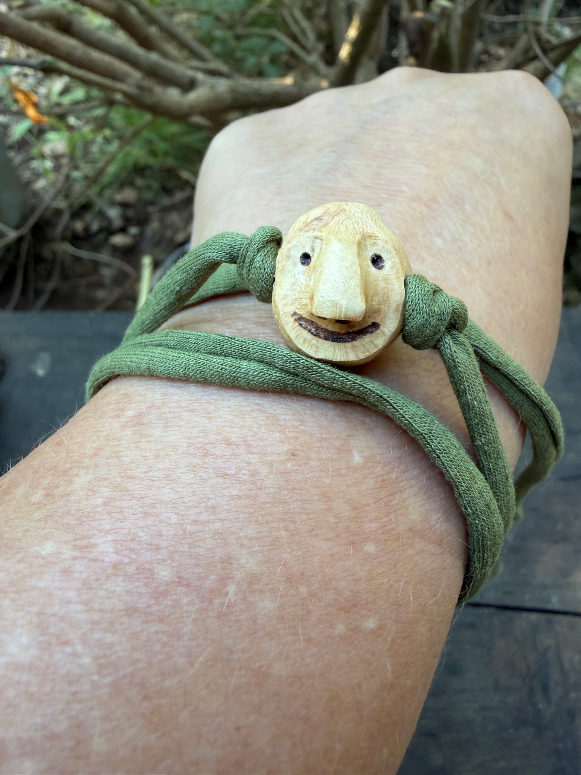 Armbandwichtel Federleicht handgeschnitzt aus magischer Baumperle