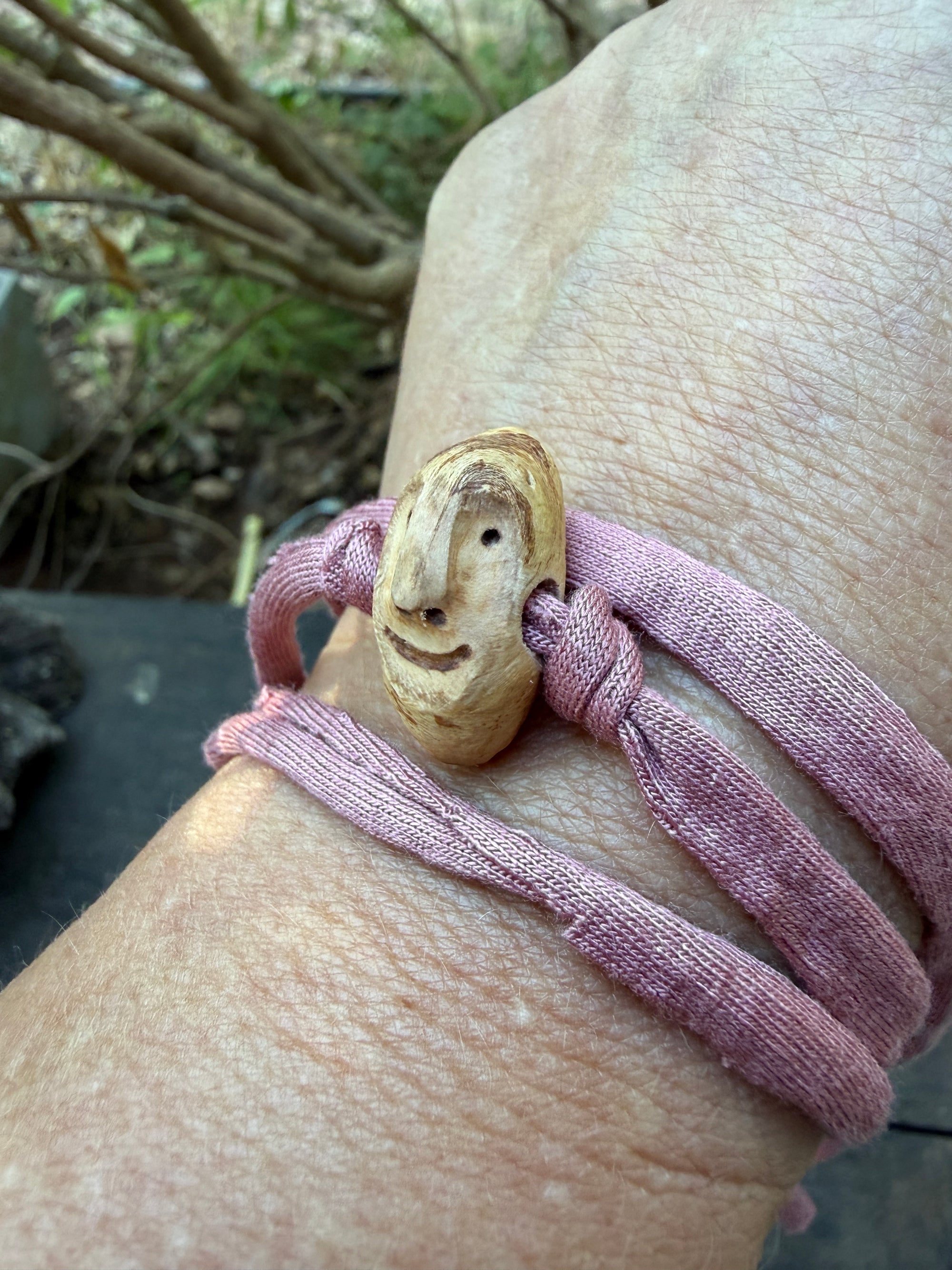 Armbandwichtel Silberstreif handgeschnitzt aus magischer Baumperle