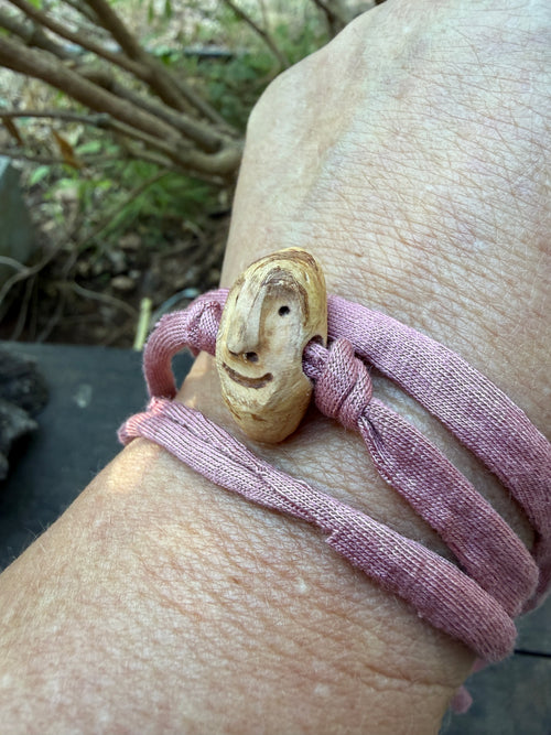 Armbandwichtel Silberstreif handgeschnitzt aus magischer Baumperle