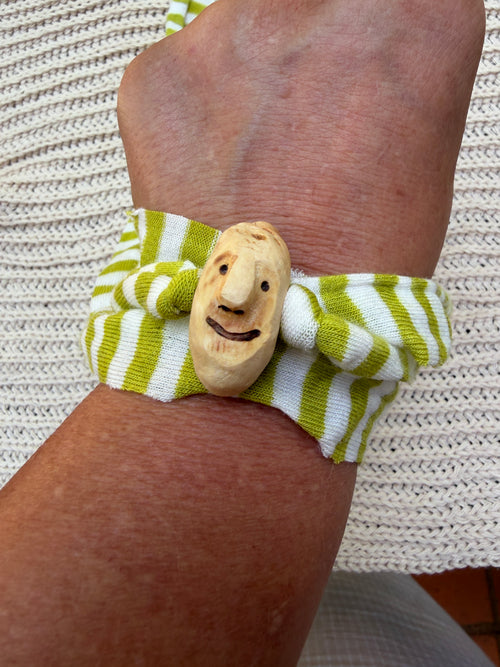 Armbandwichtel Seli handgeschnitzt aus magischer Baumperle