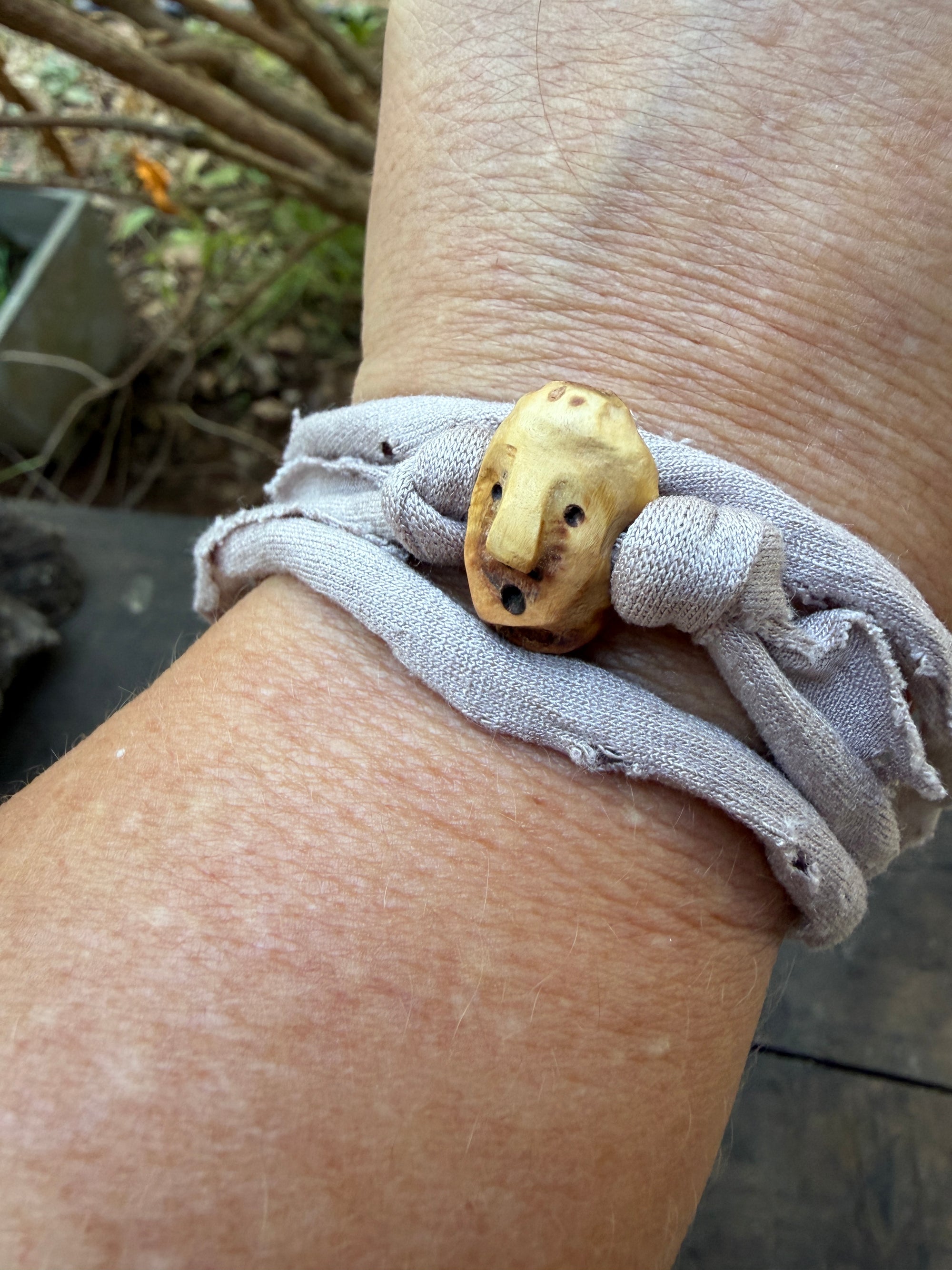 Armbandwichtel Windflüsterer handgeschnitzt aus magischer Baumperle