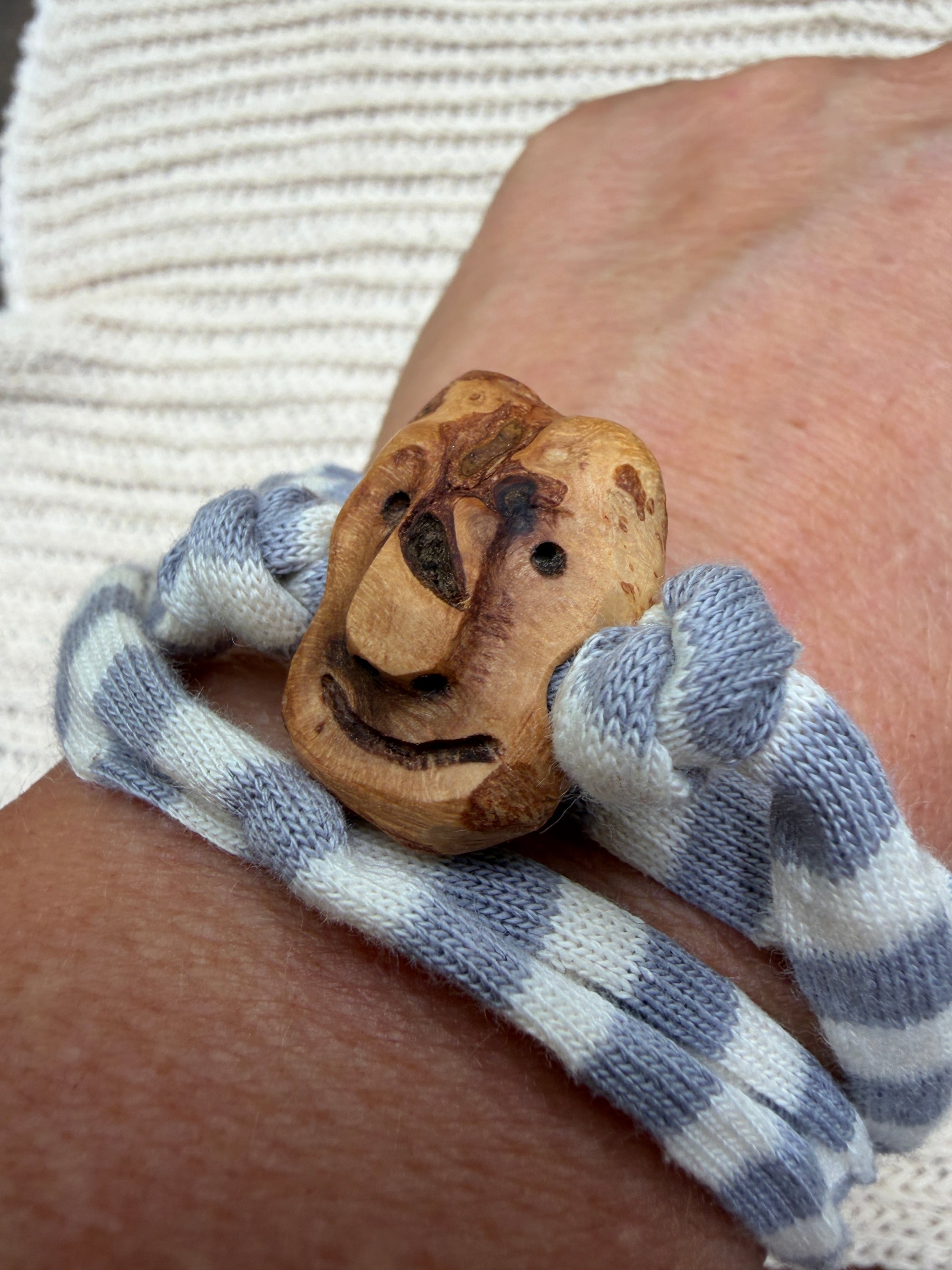 Armbandwichtel Aris handgeschnitzt aus magischer Baumperle