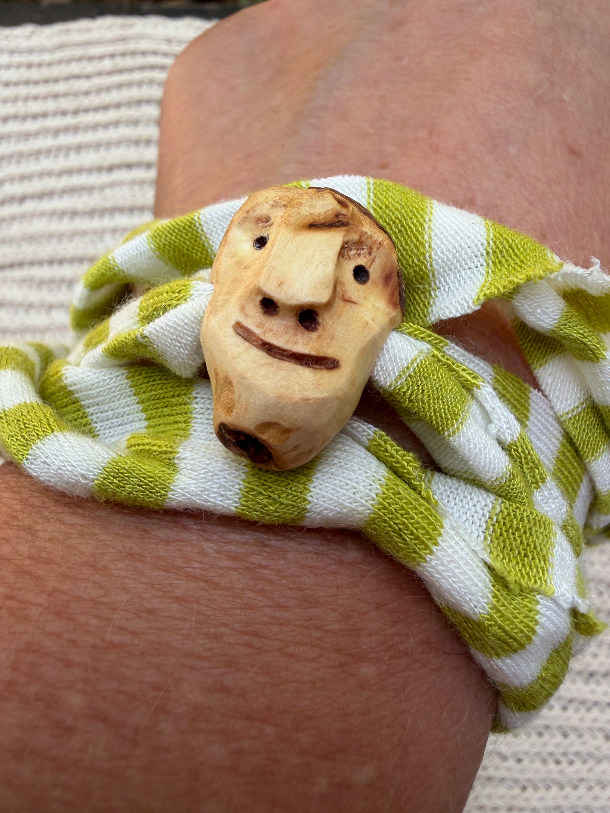 Armbandwichtel Faendriel handgeschnitzt aus magischer Baumperle
