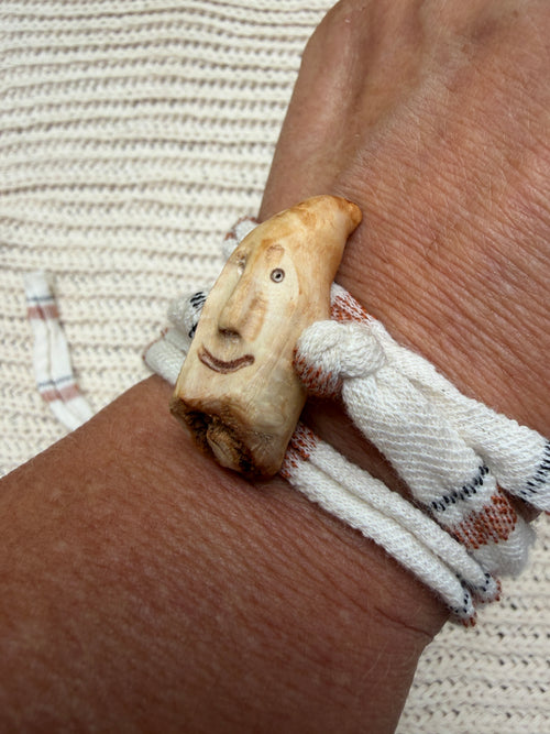 Armbandwichtel Nymrael handgeschnitzt aus magischer Baumperle