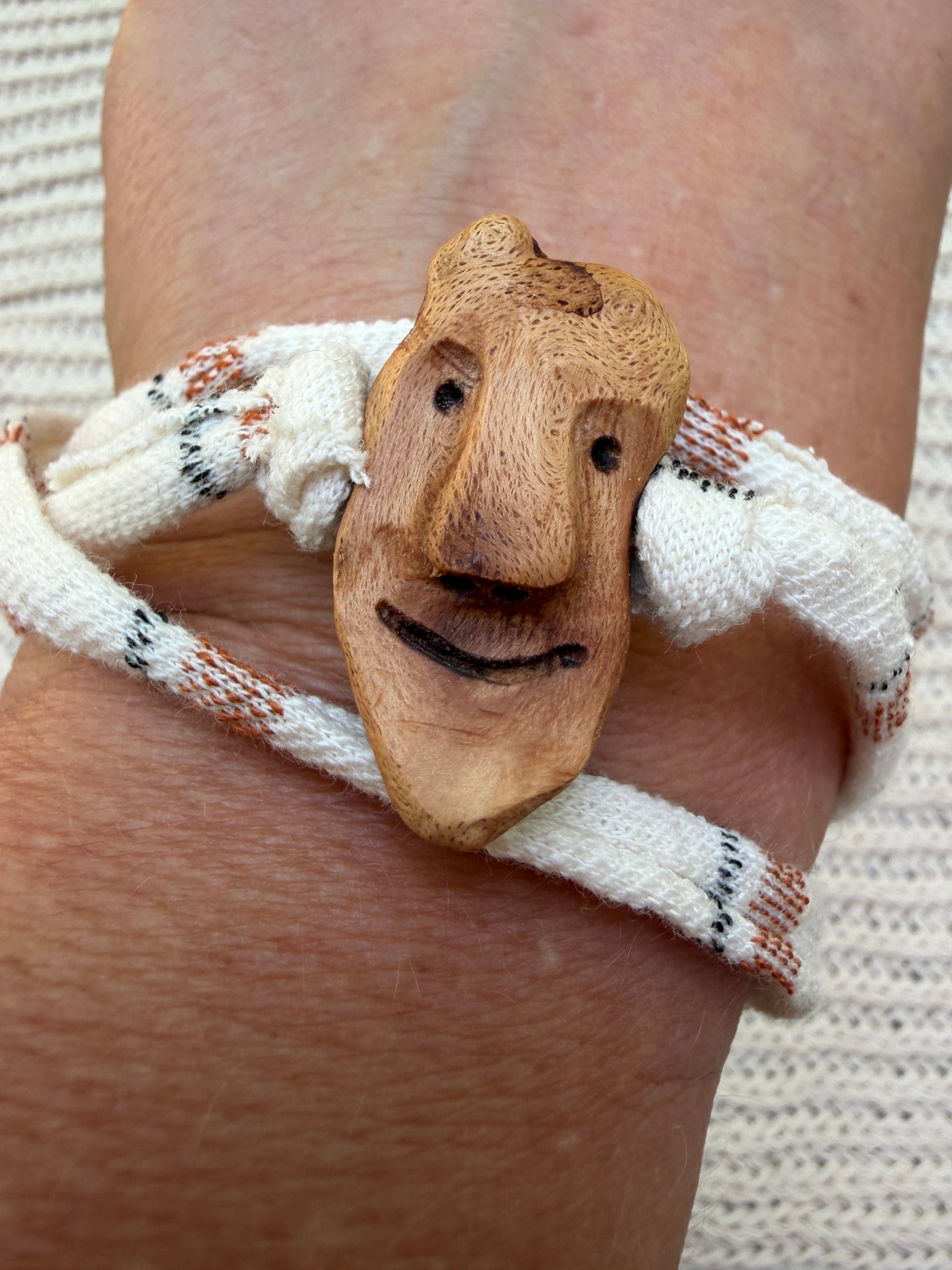 Armbandwichtel Thalindir handgeschnitzt aus magischer Baumperle