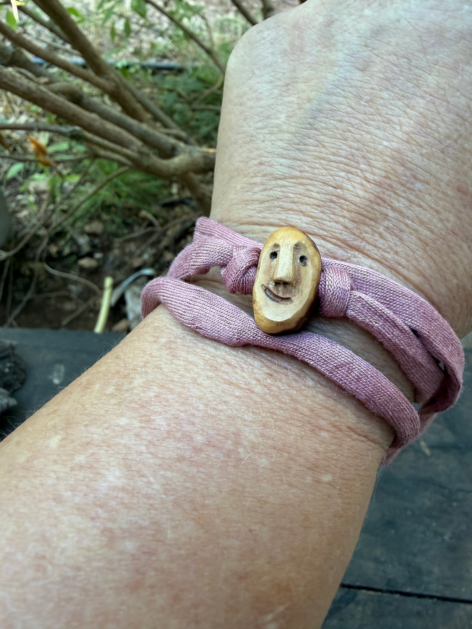Armbandwichtel Schneckenfreund handgeschnitzt aus magischer Baumperle
