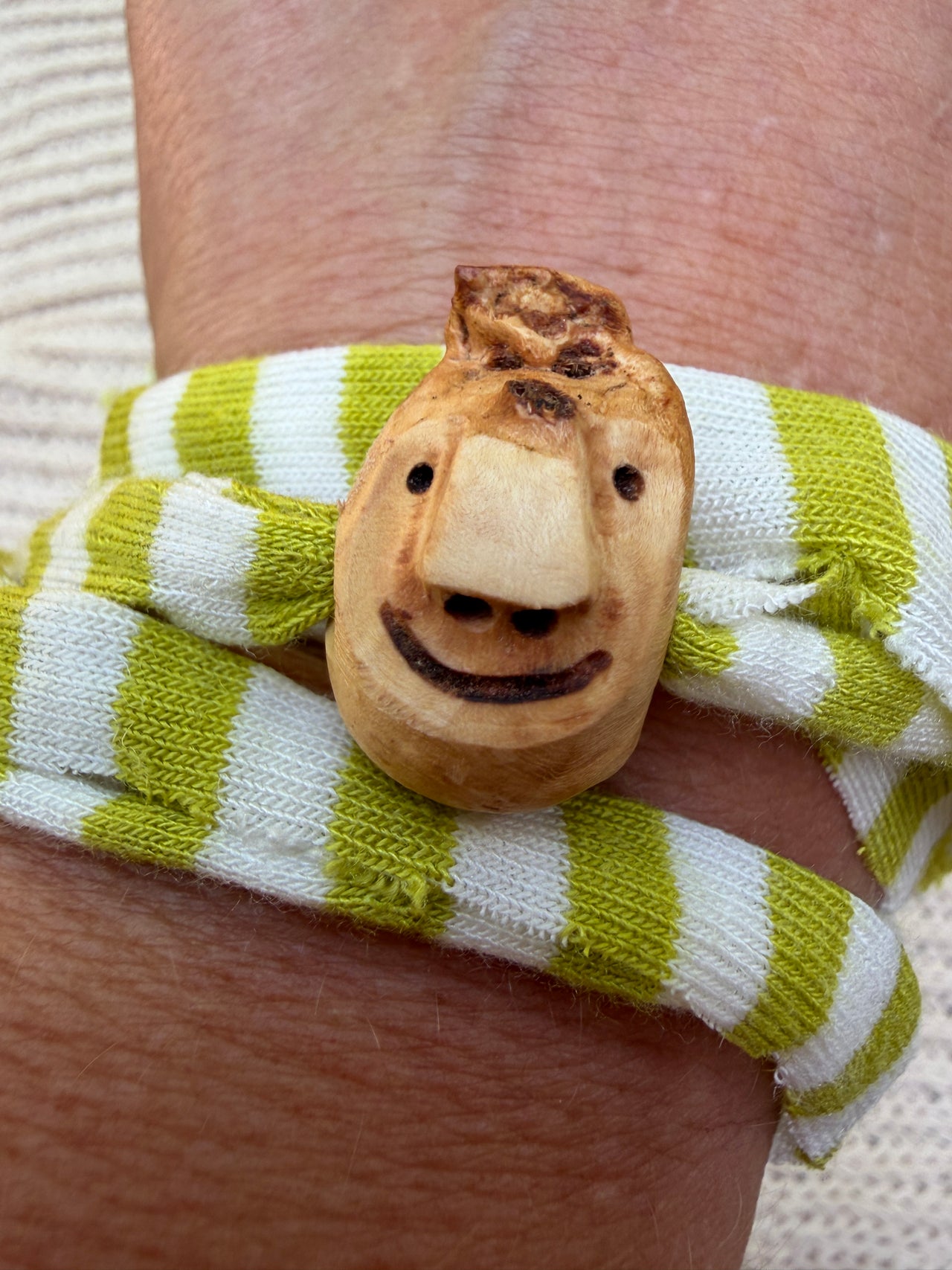 Armbandwichtel Orin handgeschnitzt aus magischer Baumperle