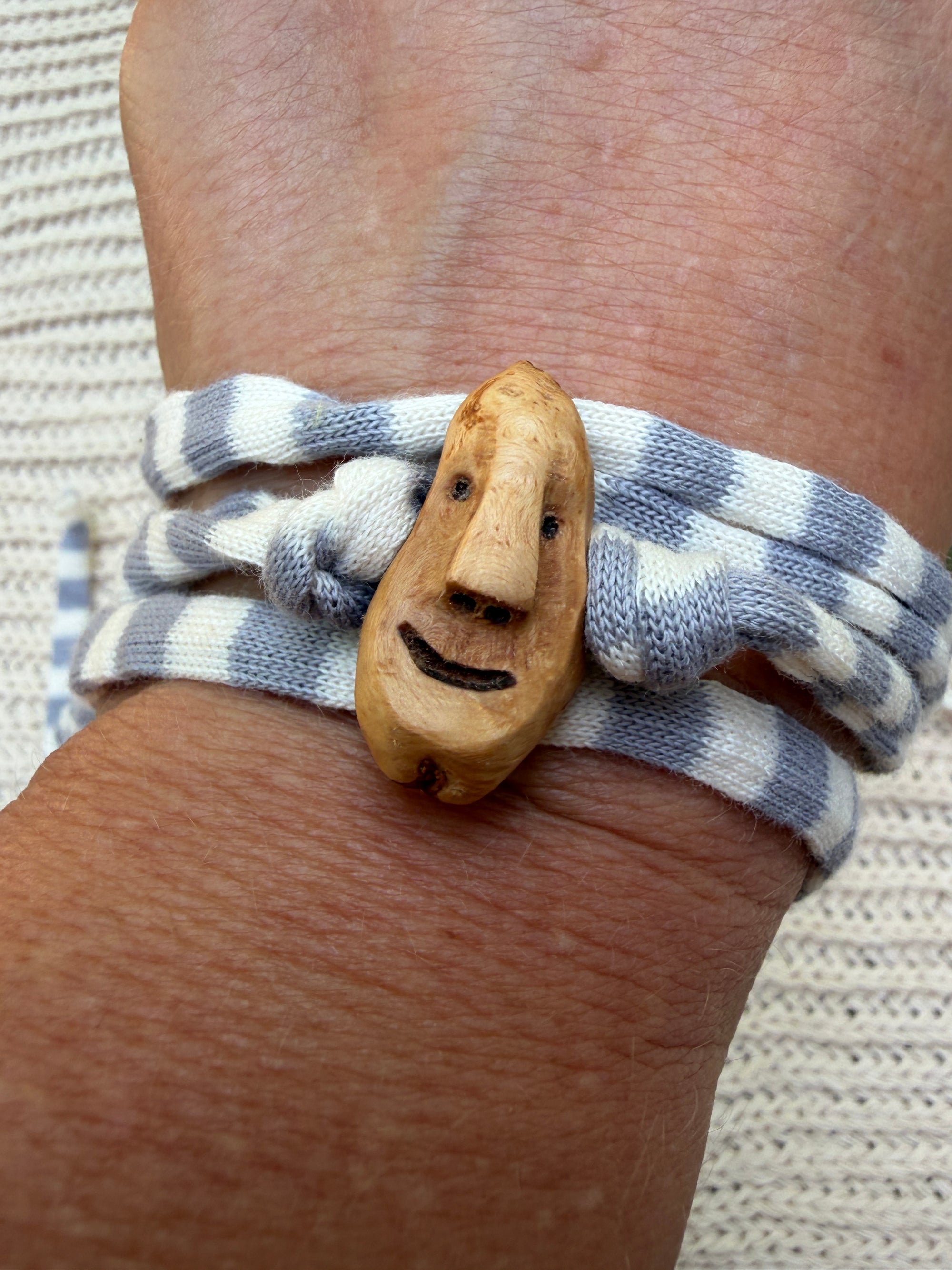 Armbandwichtel Autim handgeschnitzt aus magischer Baumperle