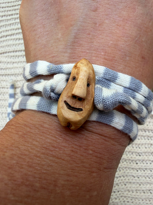 Armbandwichtel Autim handgeschnitzt aus magischer Baumperle