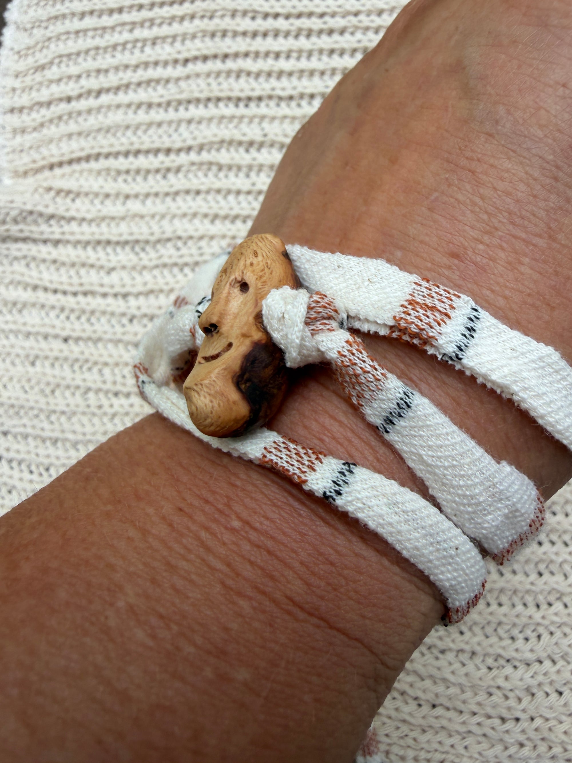 Armbandwichtel Liano handgeschnitzt aus magischer Baumperle