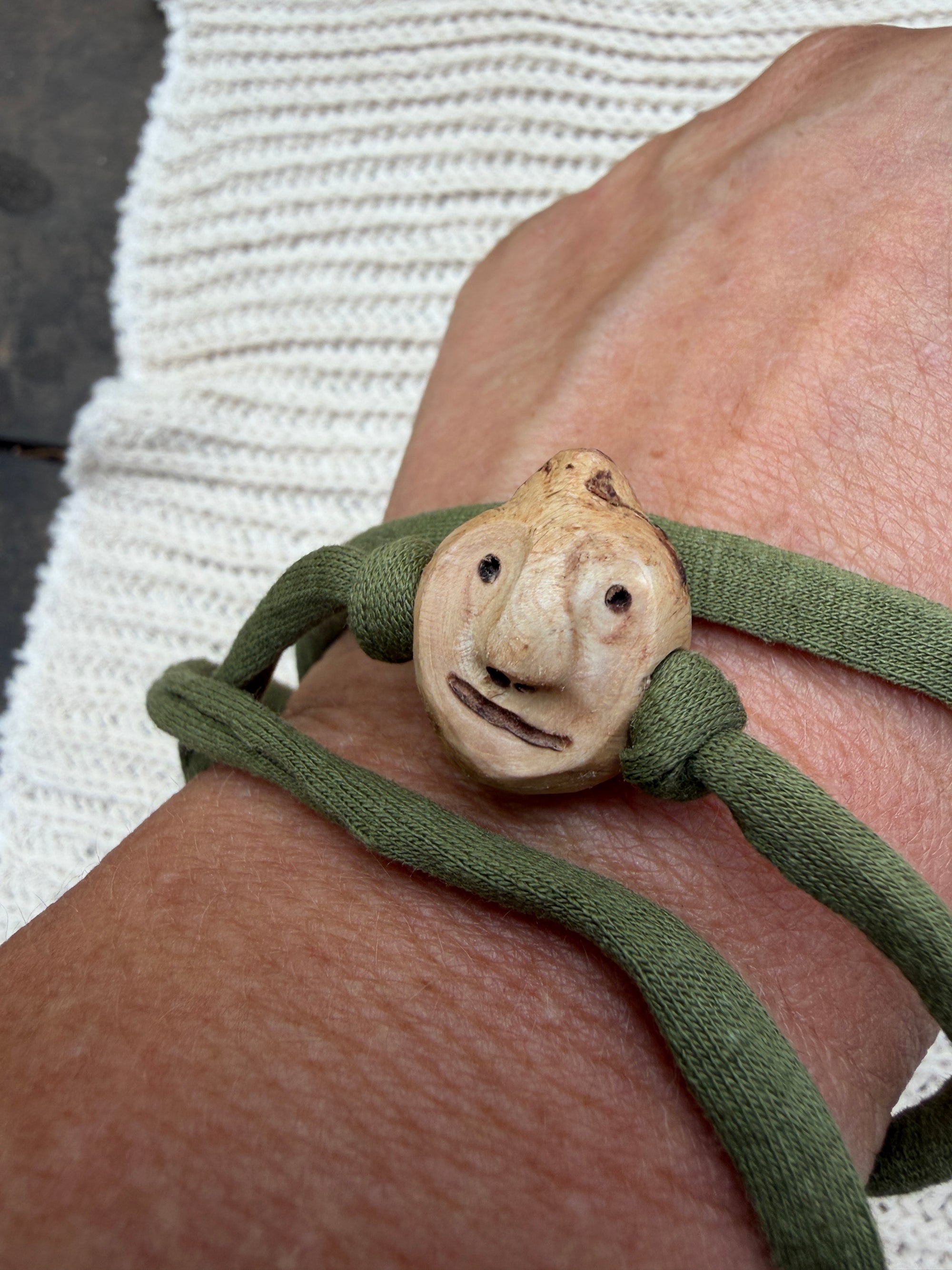 Armbandwichtel Ceru handgeschnitzt aus magischer Baumperle