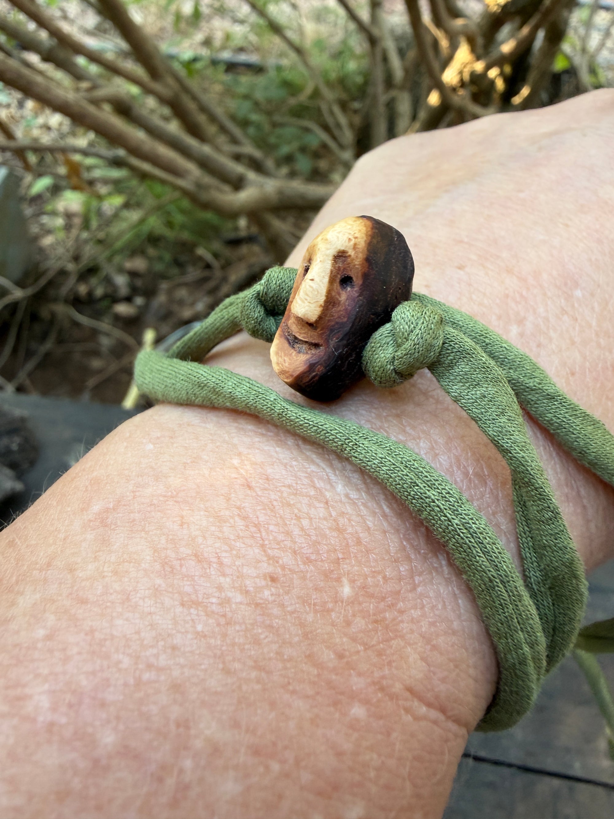 Armbandwichtel Nebeltänzer handgeschnitzt aus magischer Baumperle