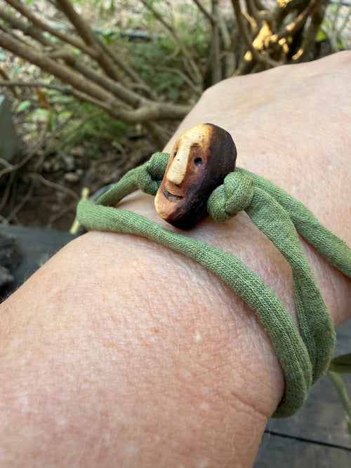 Armbandwichtel Nebeltänzer handgeschnitzt aus magischer Baumperle