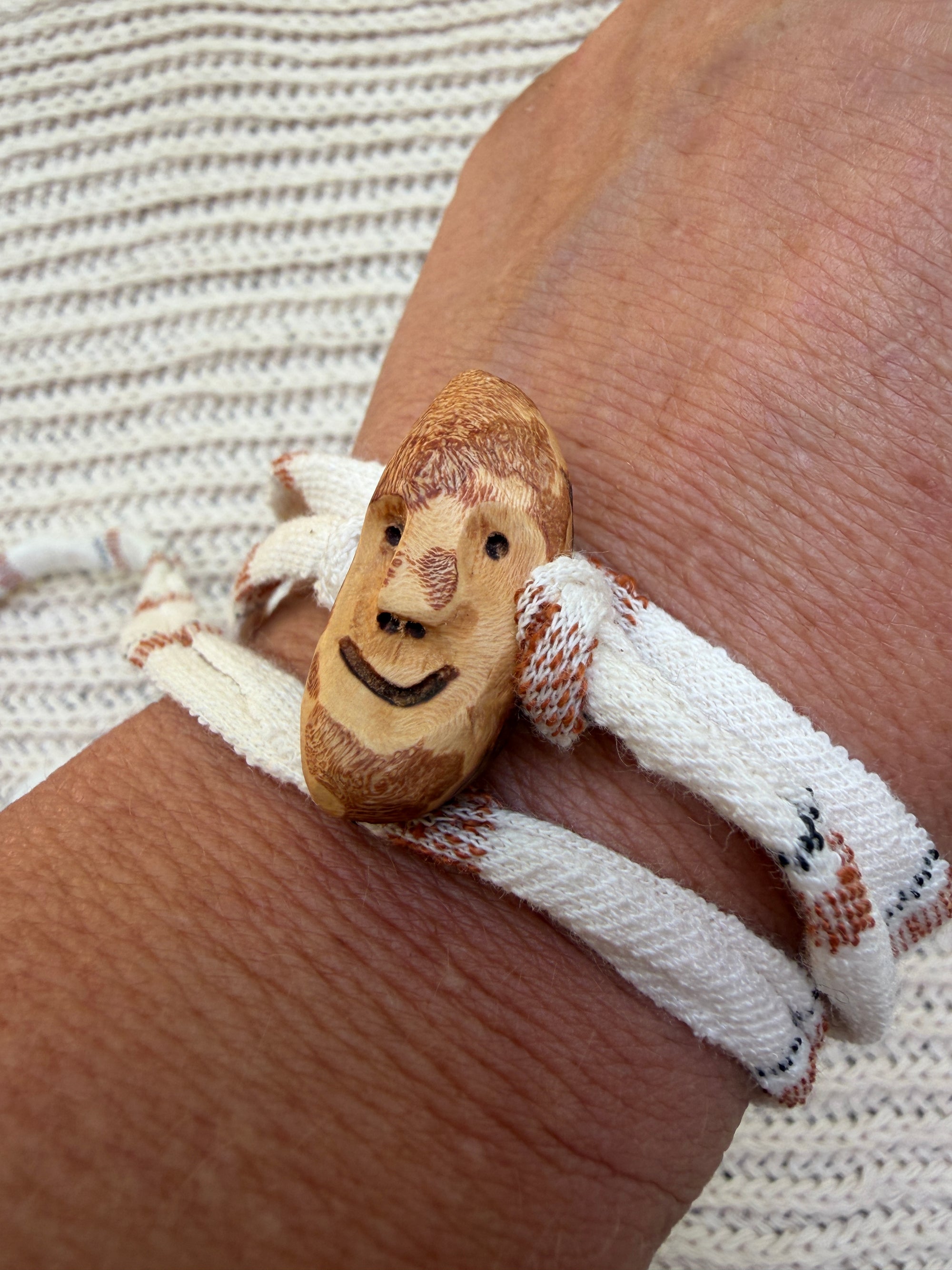 Armbandwichtel Elowen handgeschnitzt aus magischer Baumperle