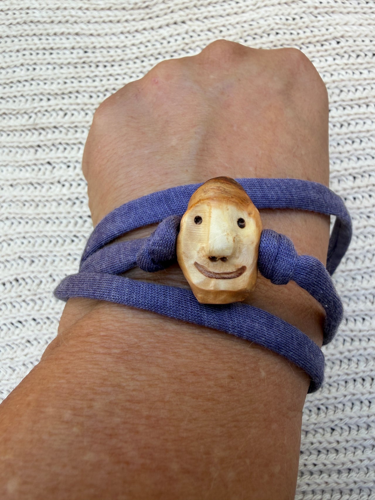 Armbandwichtel Schnutz handgeschnitzt aus magischer Baumperle