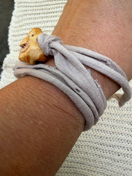 Armbandwichtel Faelan handgeschnitzt aus magischer Baumperle