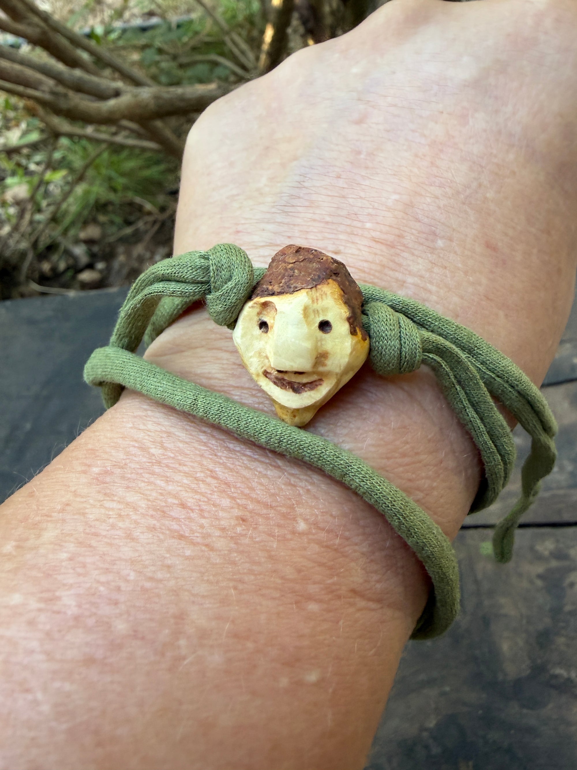 Armbandwichtel Eichelchen handgeschnitzt aus magischer Baumperle