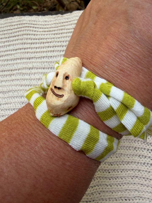 Armbandwichtel Lunaris handgeschnitzt aus magischer Baumperle
