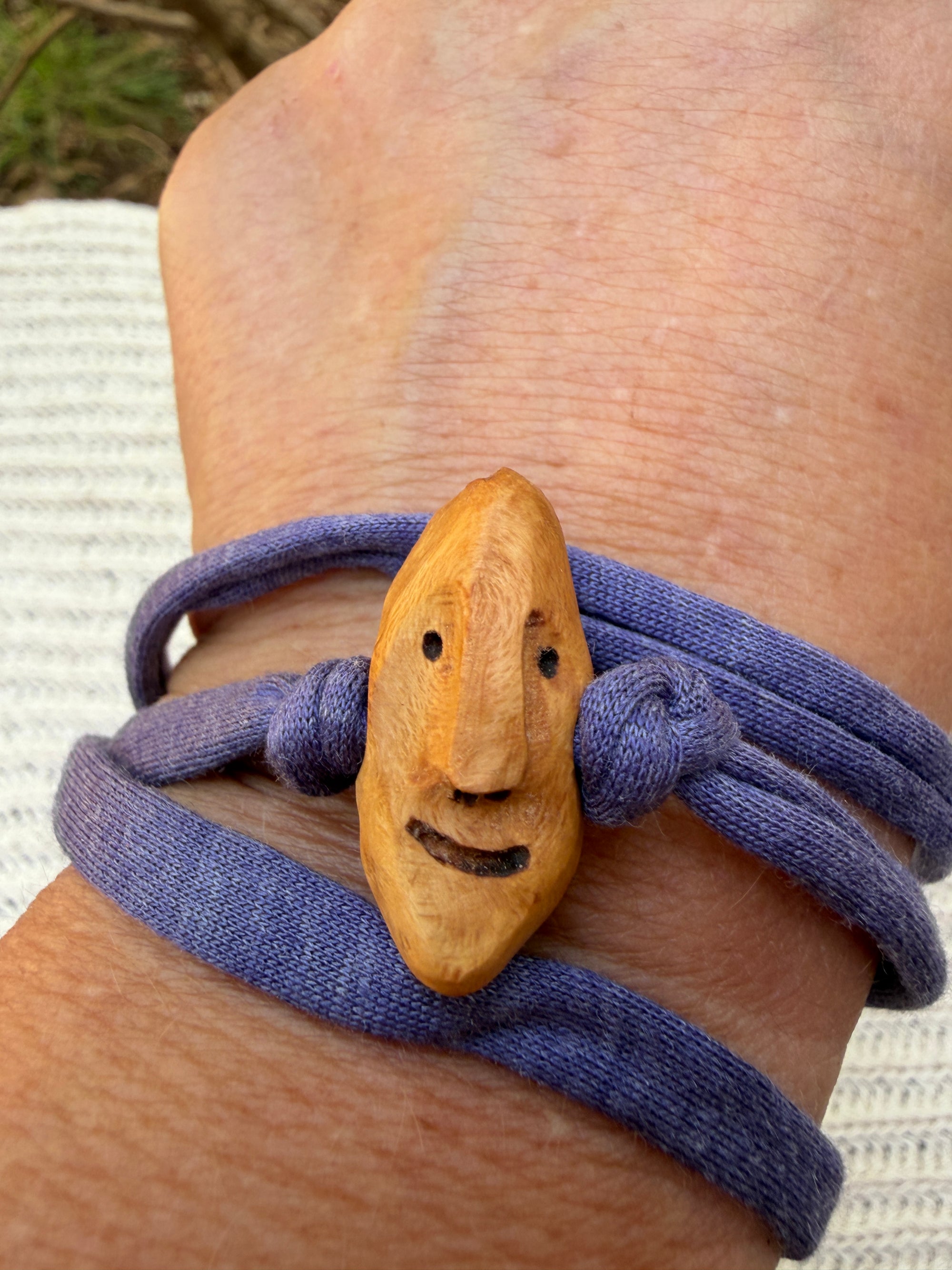 Armbandwichtel Fitzi handgeschnitzt aus magischer Baumperle