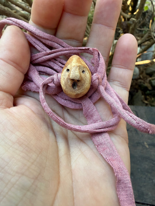 Armbandwichtel Rindenklopfer handgeschnitzt aus magischer Baumperle