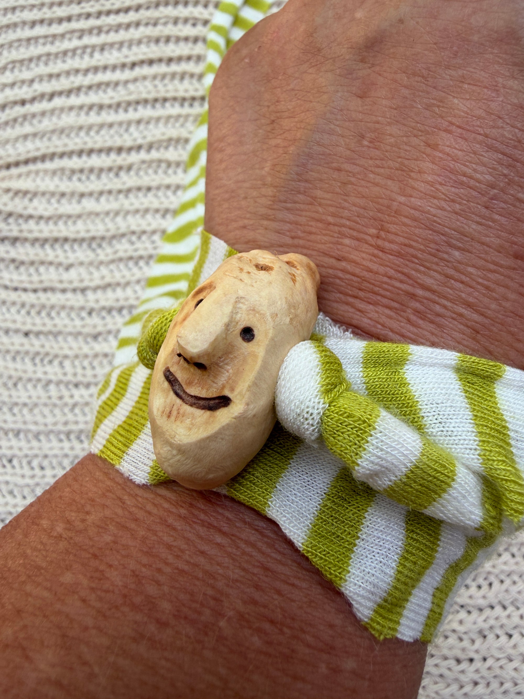 Armbandwichtel Seli handgeschnitzt aus magischer Baumperle