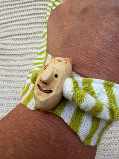 Armbandwichtel Seli handgeschnitzt aus magischer Baumperle