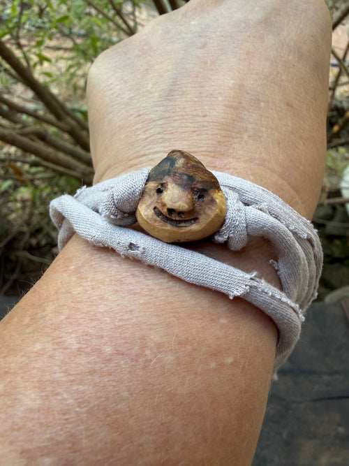 Armbandwichtel Beerchen handgeschnitzt aus magischer Baumperle