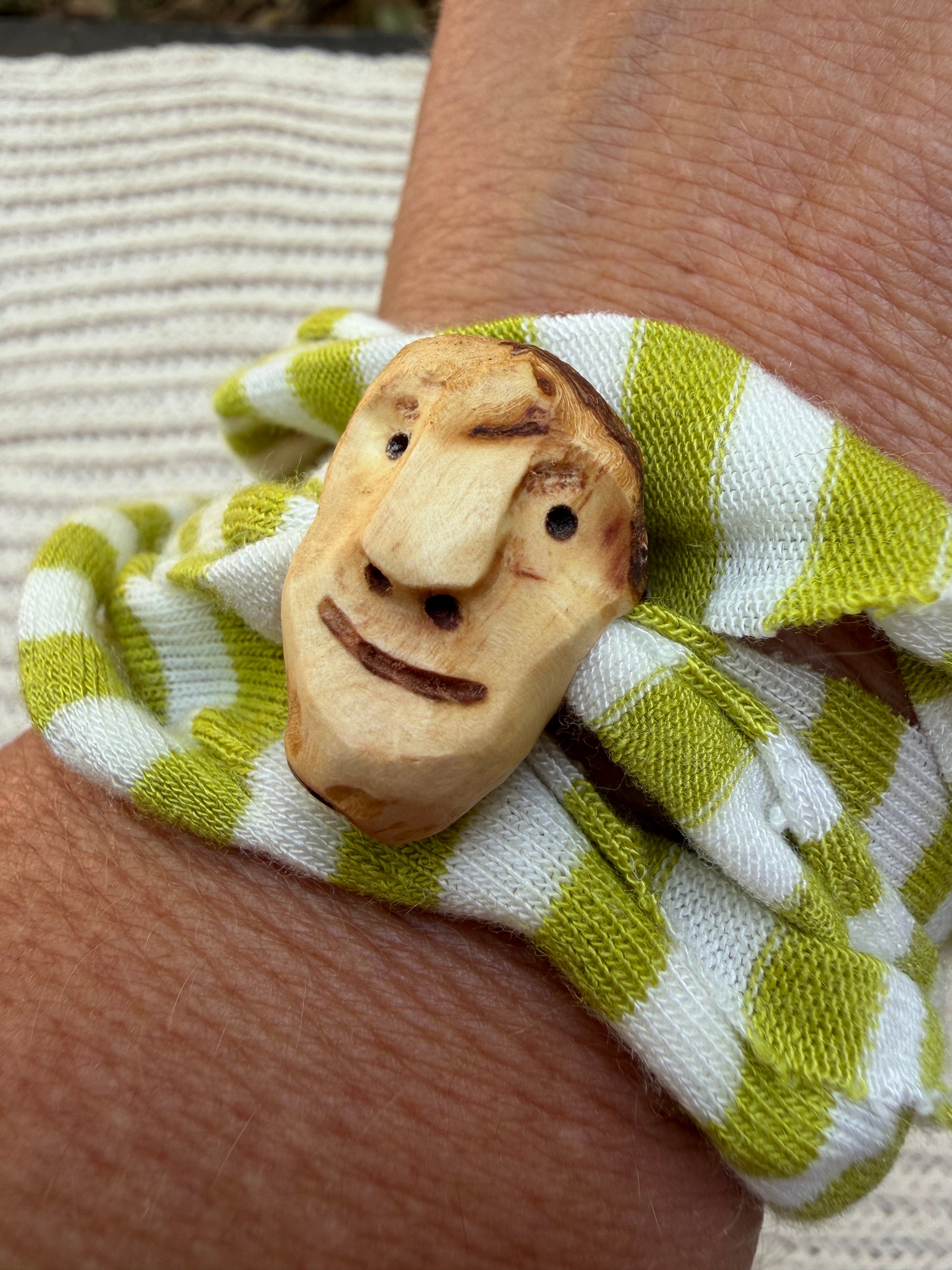 Armbandwichtel Faendriel handgeschnitzt aus magischer Baumperle