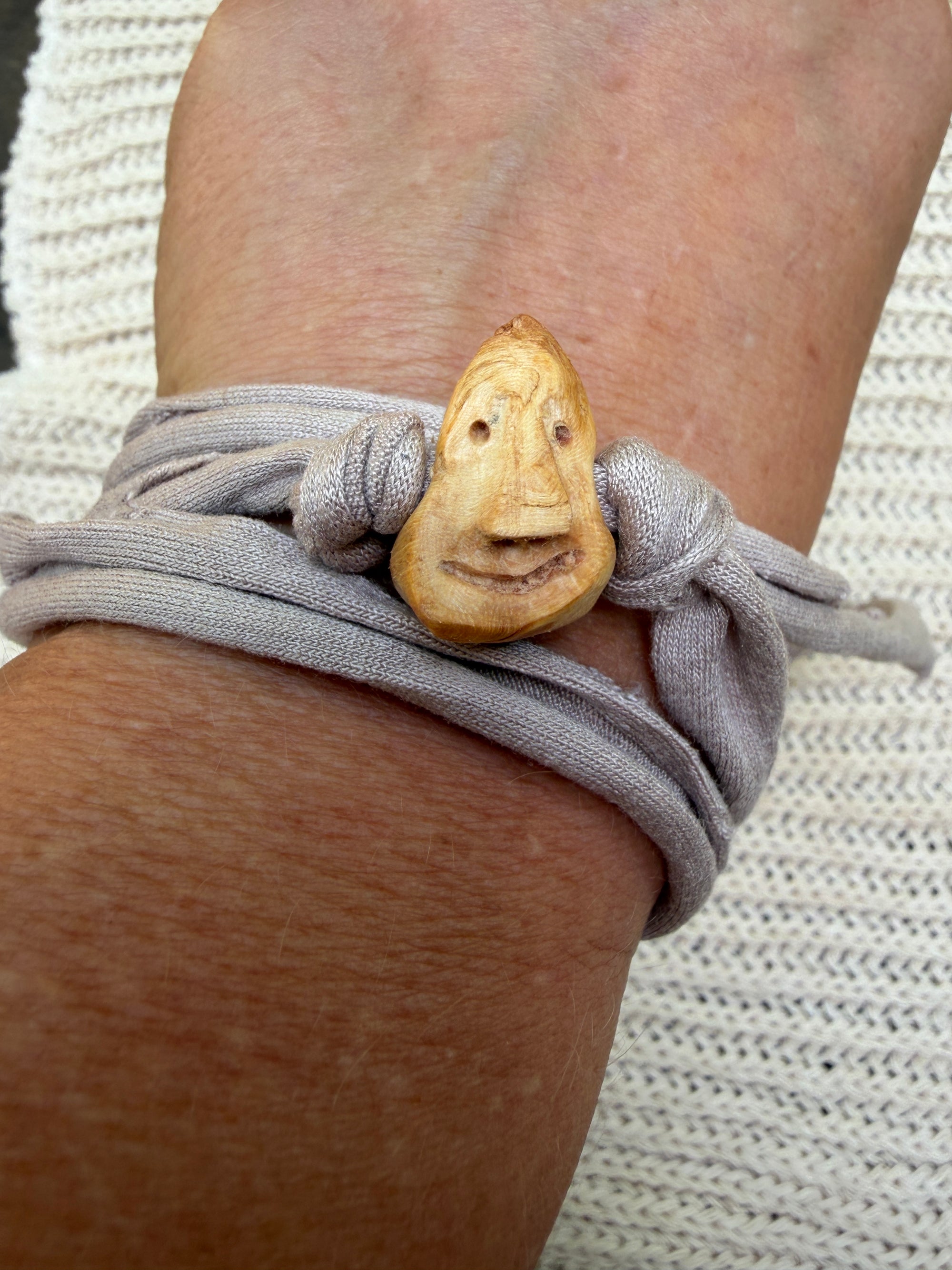 Armbandwichtel Faelan handgeschnitzt aus magischer Baumperle
