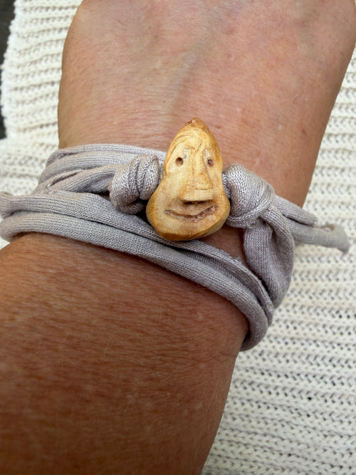 Armbandwichtel Faelan handgeschnitzt aus magischer Baumperle