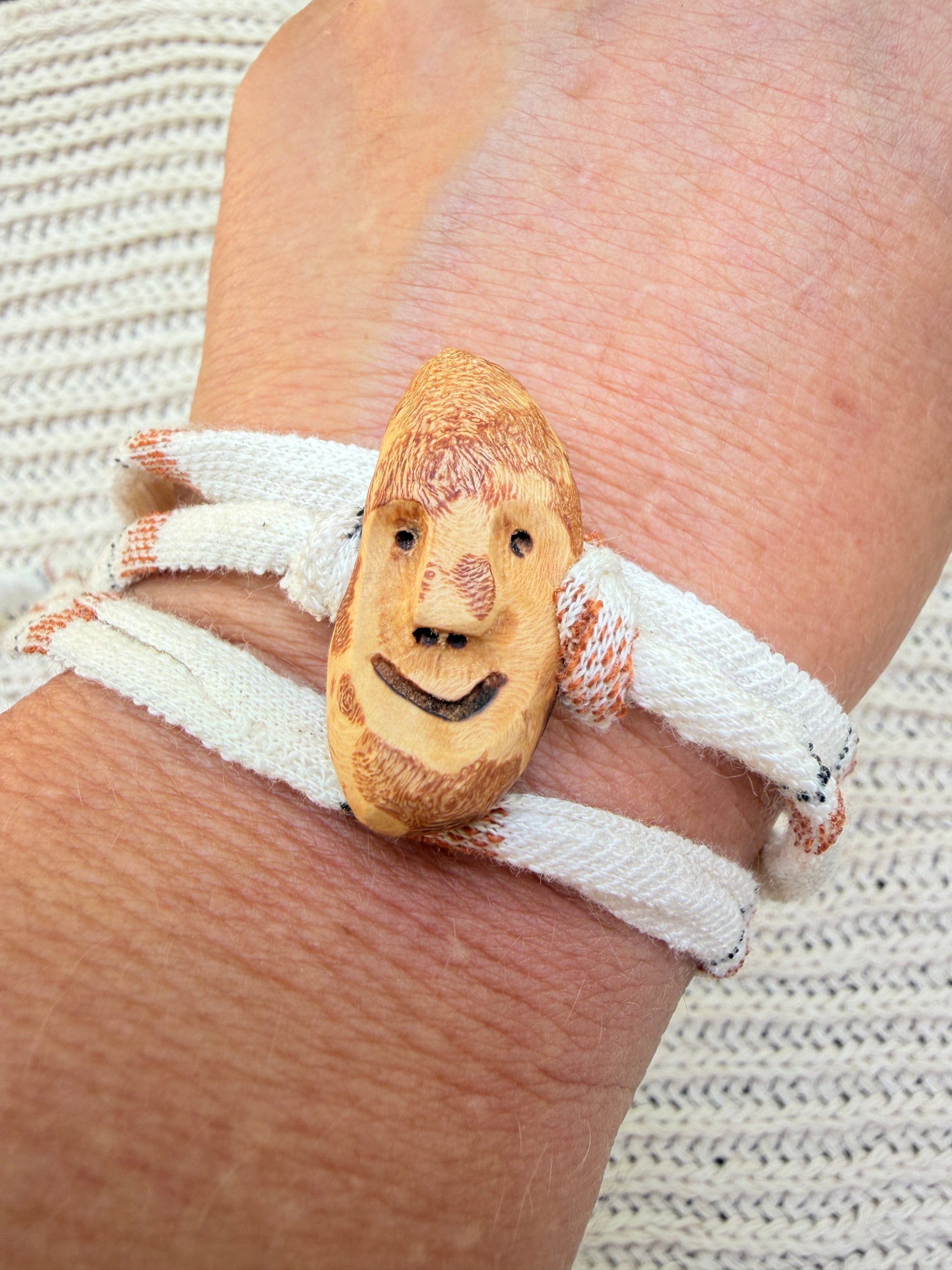 Armbandwichtel Elowen handgeschnitzt aus magischer Baumperle