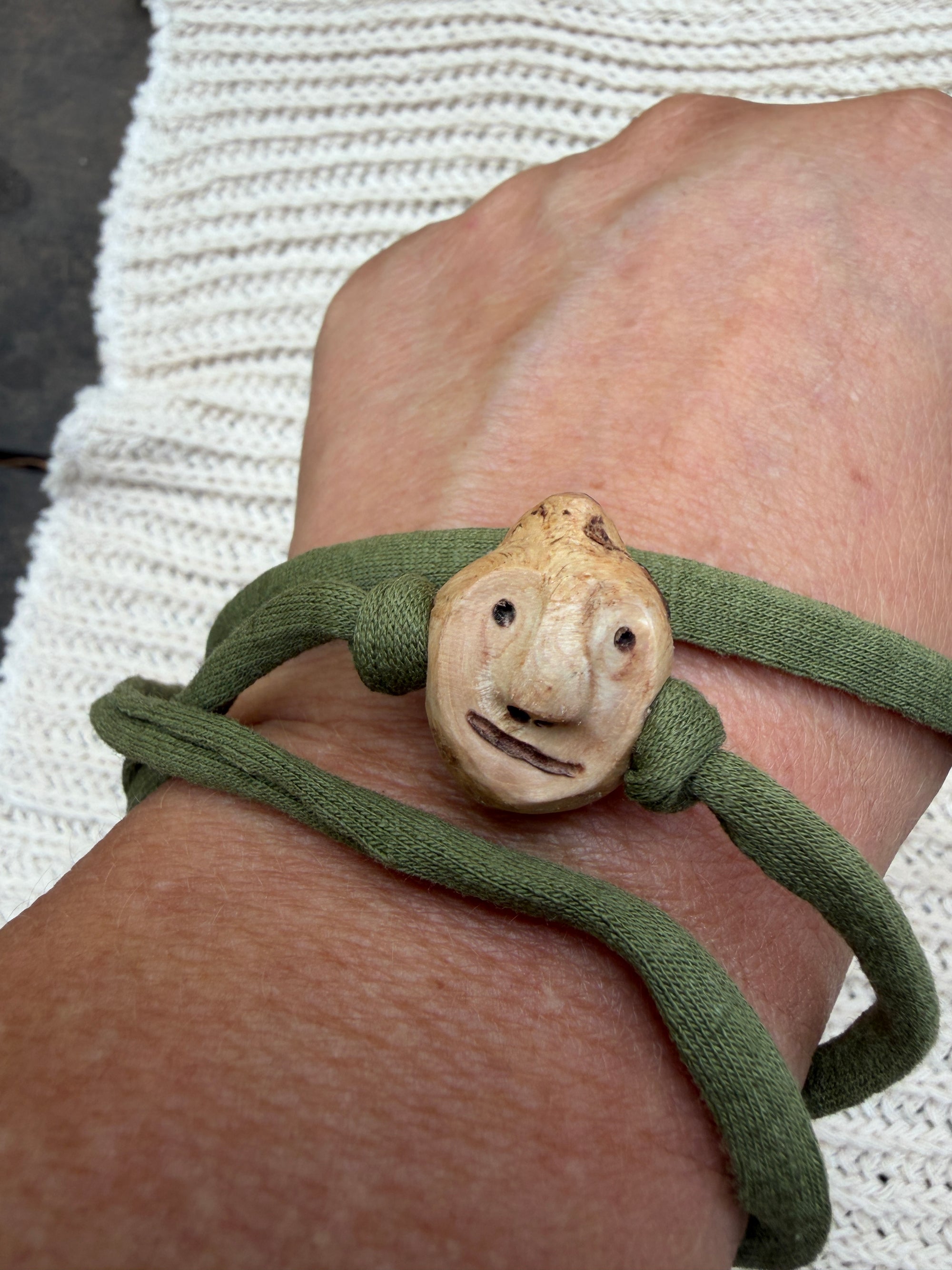 Armbandwichtel Ceru handgeschnitzt aus magischer Baumperle