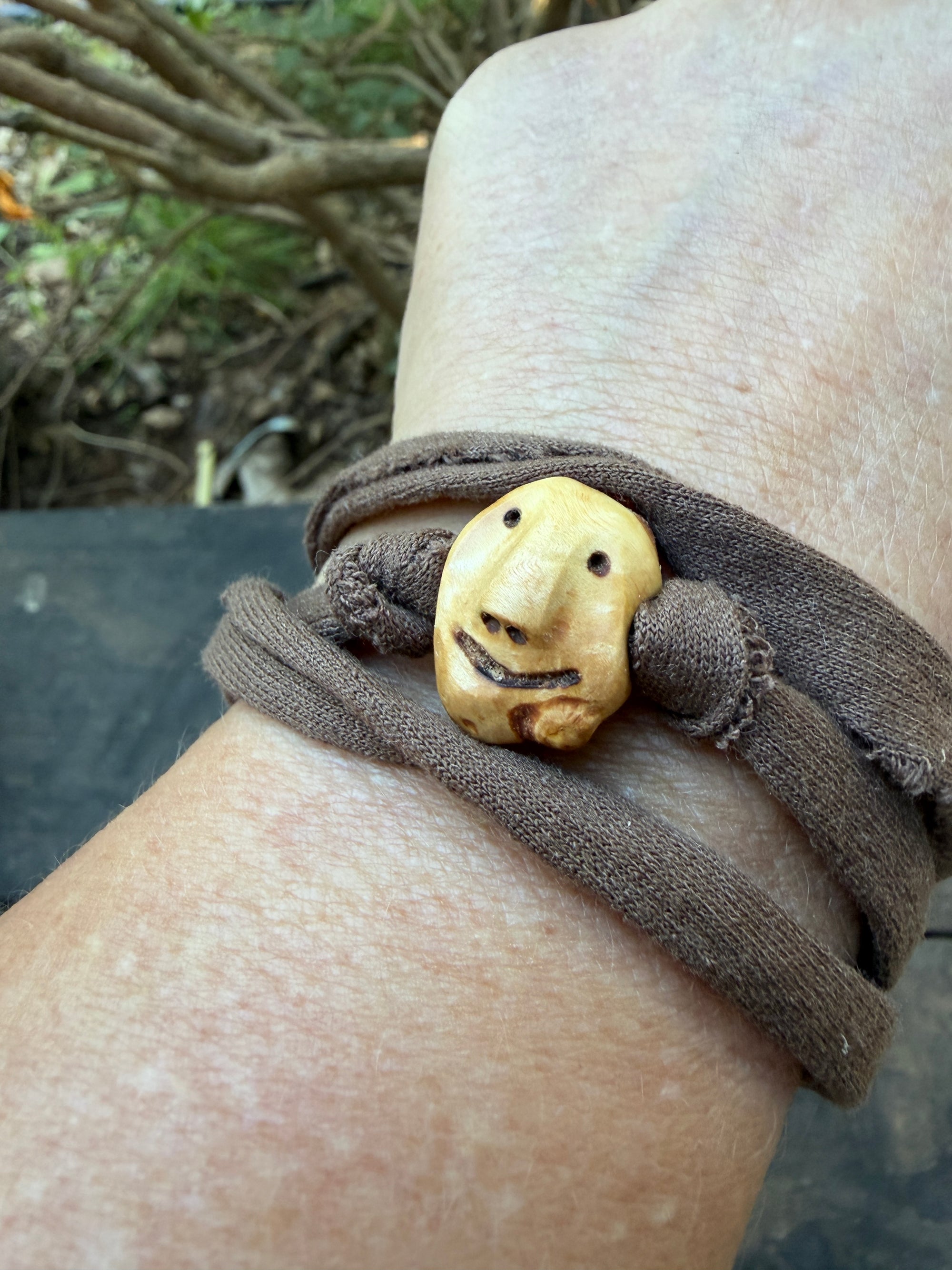 Armbandwichtel Pfützenspringer handgeschnitzt aus magischer Baumperle