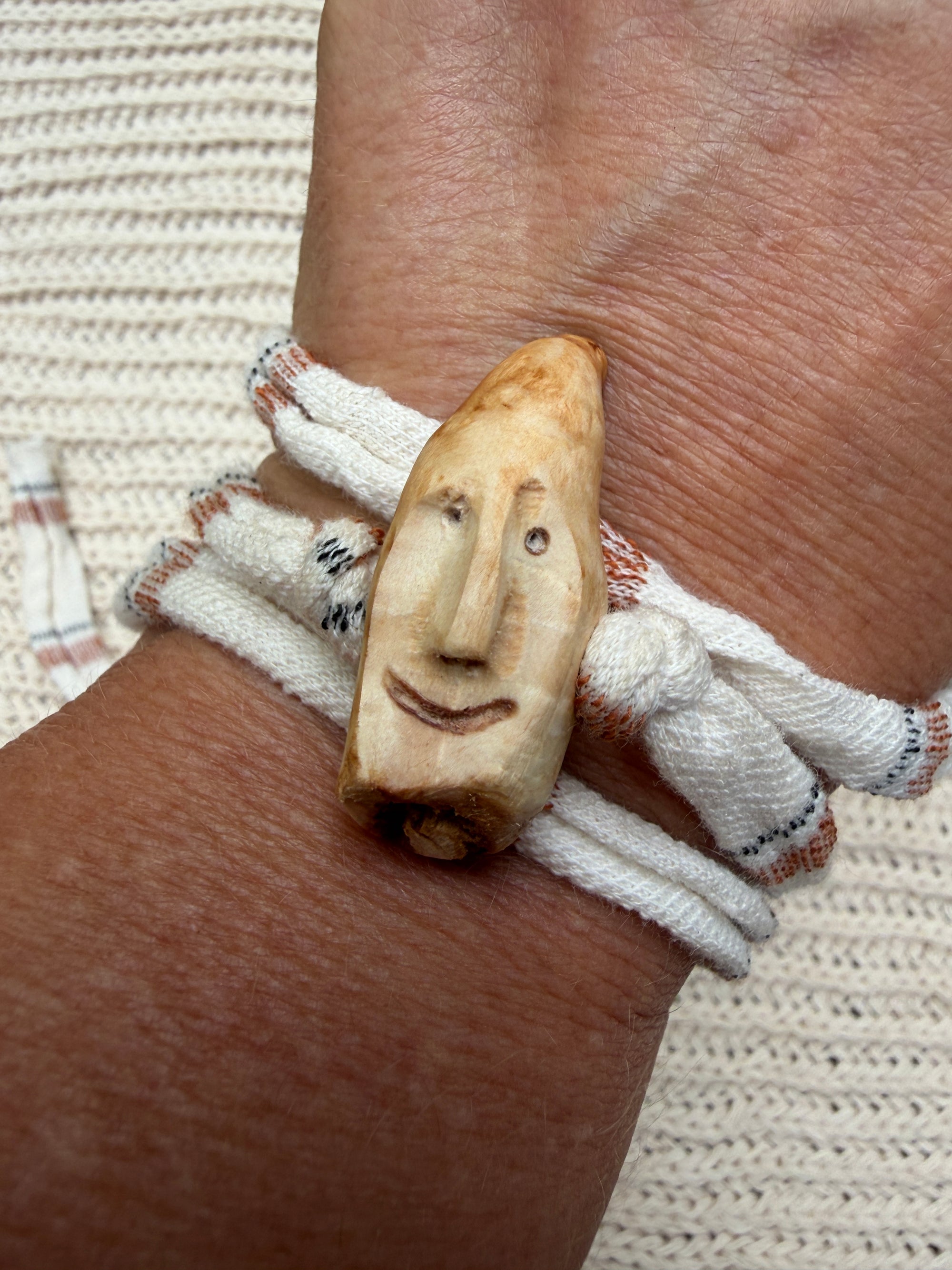 Armbandwichtel Nymrael handgeschnitzt aus magischer Baumperle