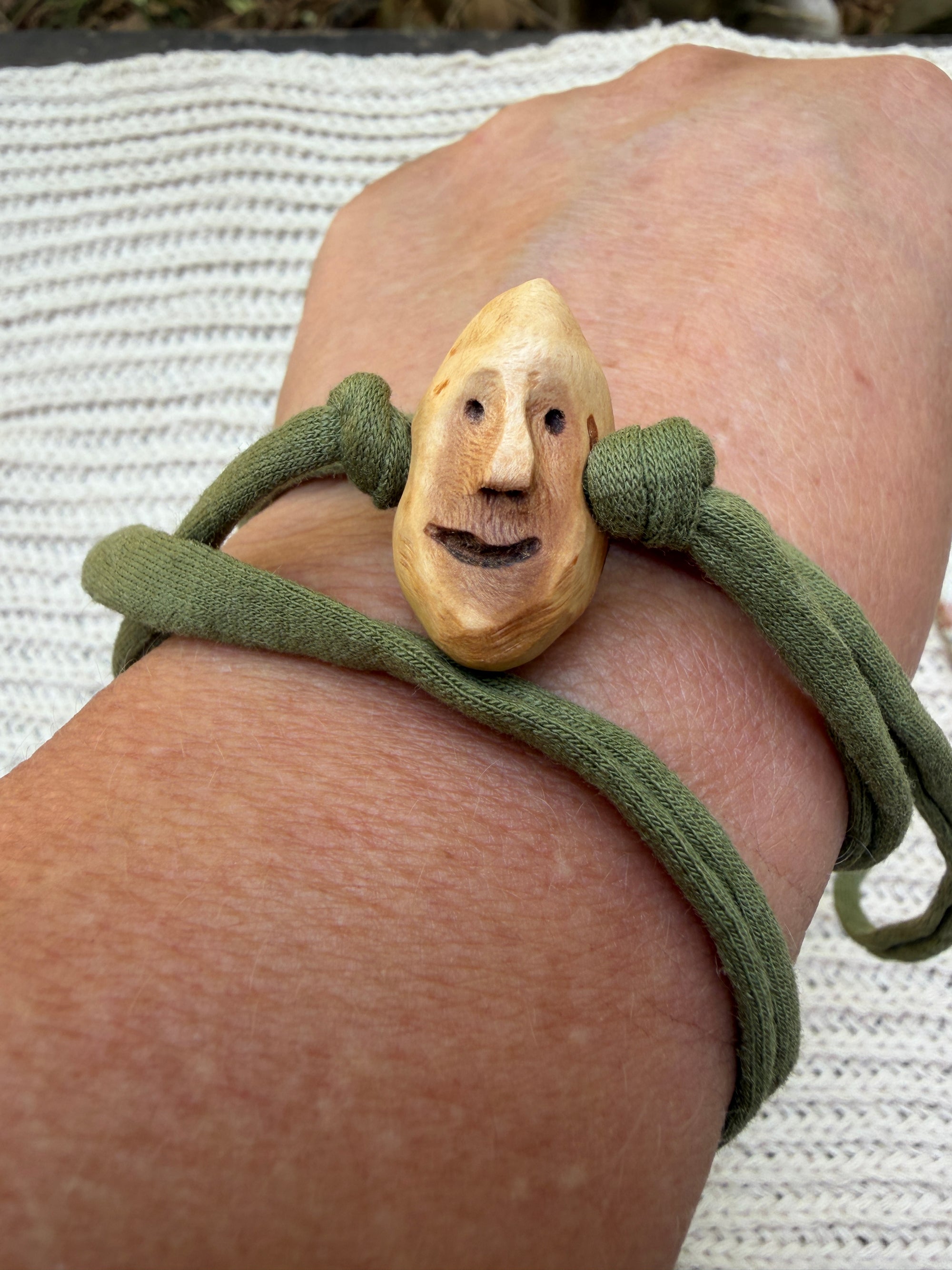 Armbandwichtel Liro handgeschnitzt aus magischer Baumperle