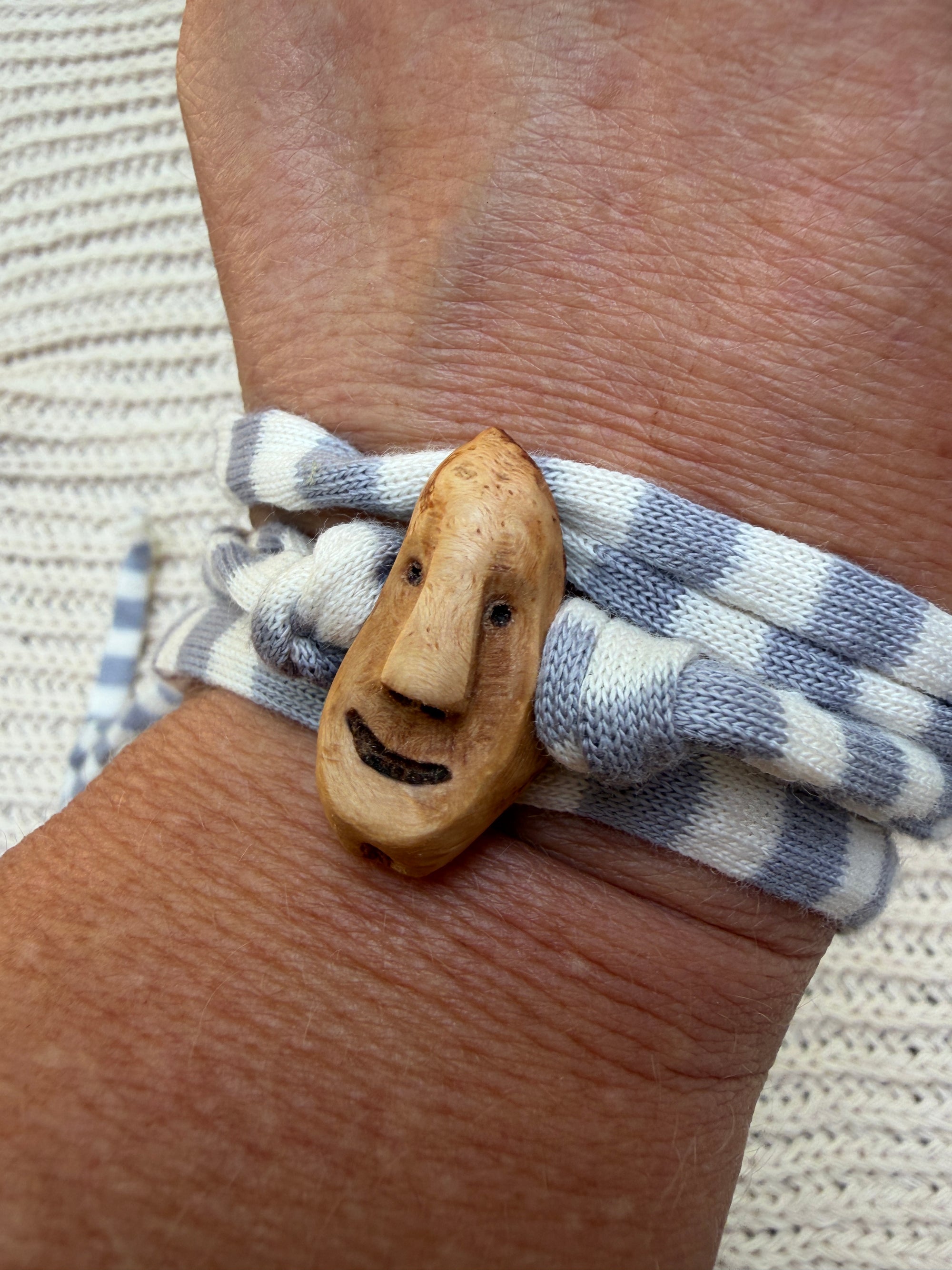 Armbandwichtel Autim handgeschnitzt aus magischer Baumperle