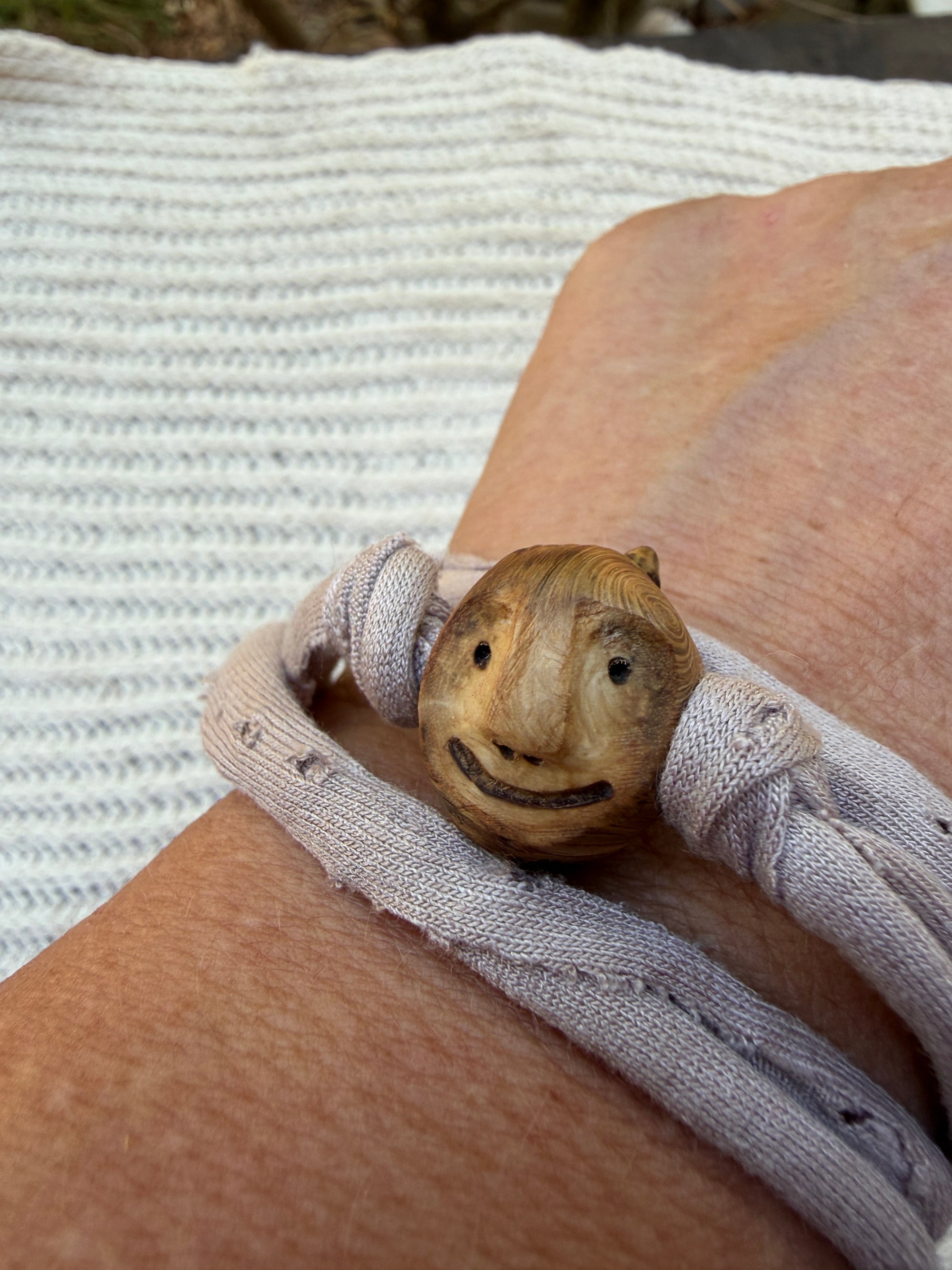 Armbandwichtel Hurtzi handgeschnitzt aus magischer Baumperle
