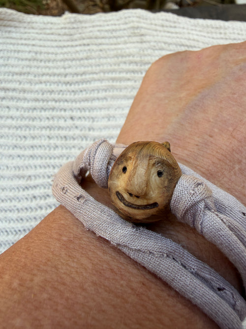 Armbandwichtel Hurtzi handgeschnitzt aus magischer Baumperle