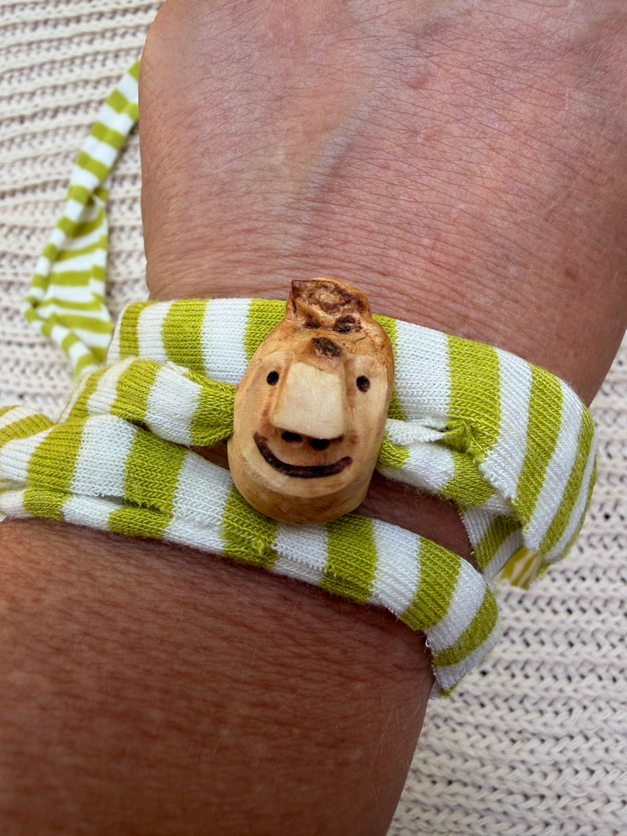 Armbandwichtel Orin handgeschnitzt aus magischer Baumperle