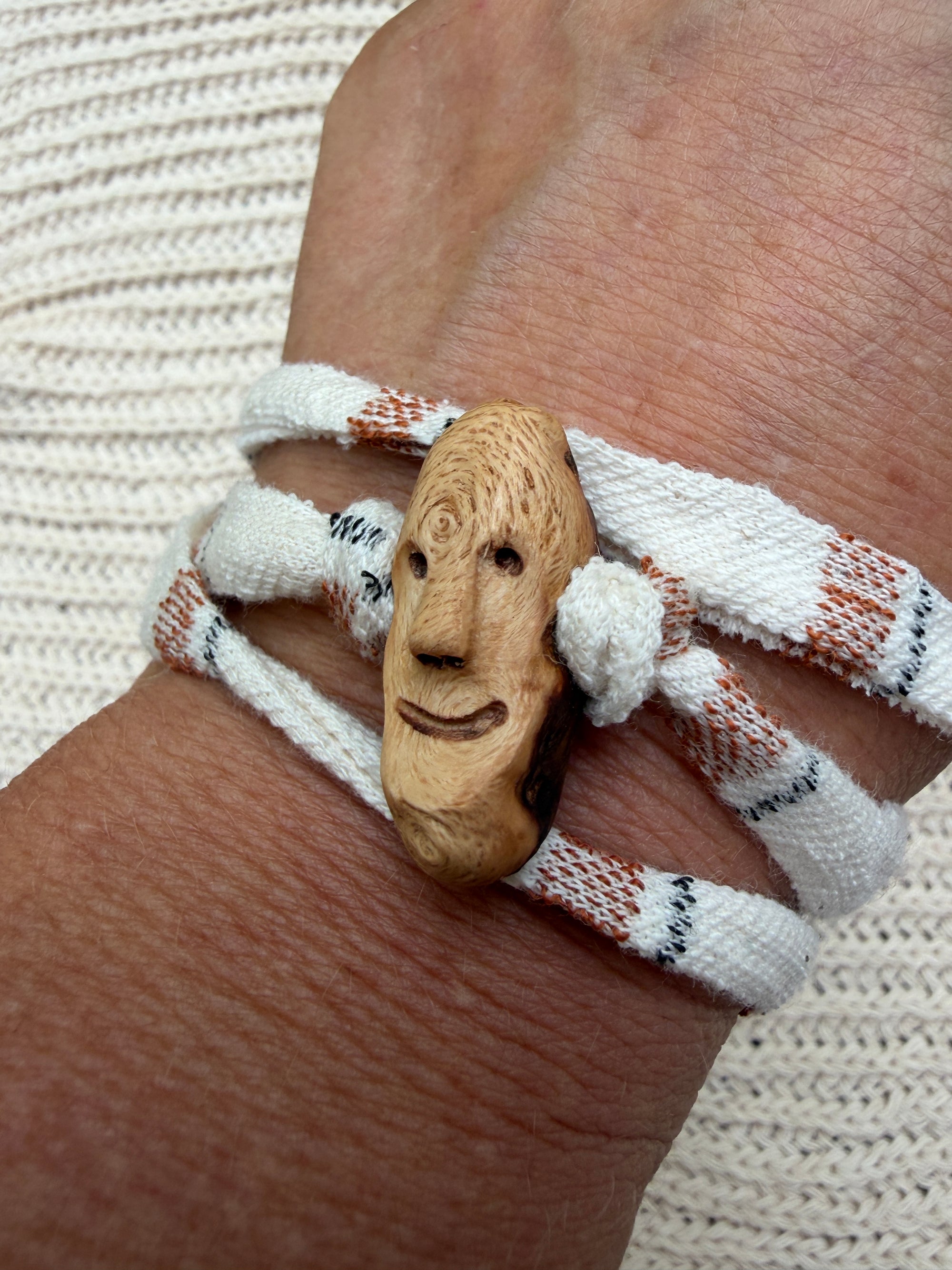 Armbandwichtel Liano handgeschnitzt aus magischer Baumperle