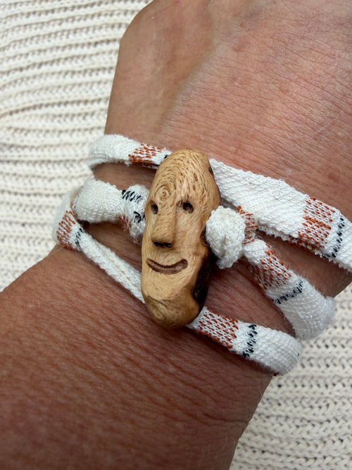 Armbandwichtel Liano handgeschnitzt aus magischer Baumperle