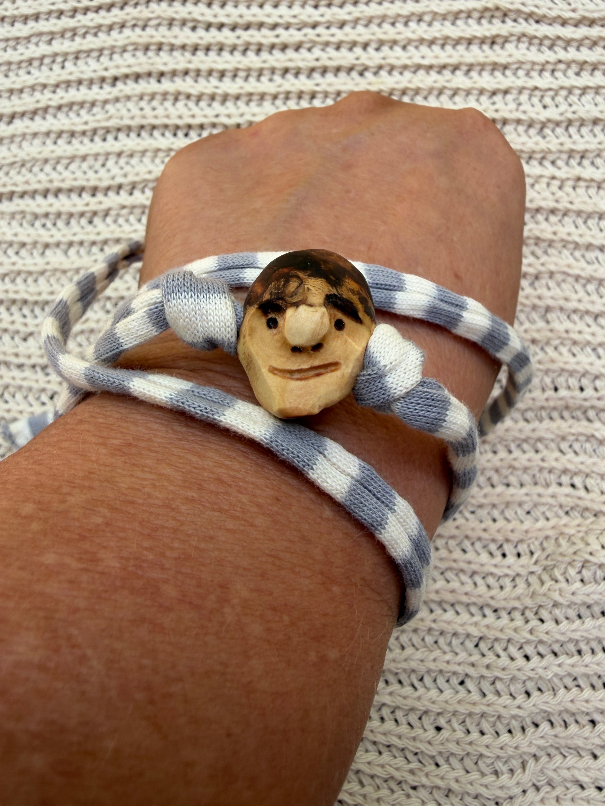 Armbandwichtel Rendil handgeschnitzt aus magischer Baumperle